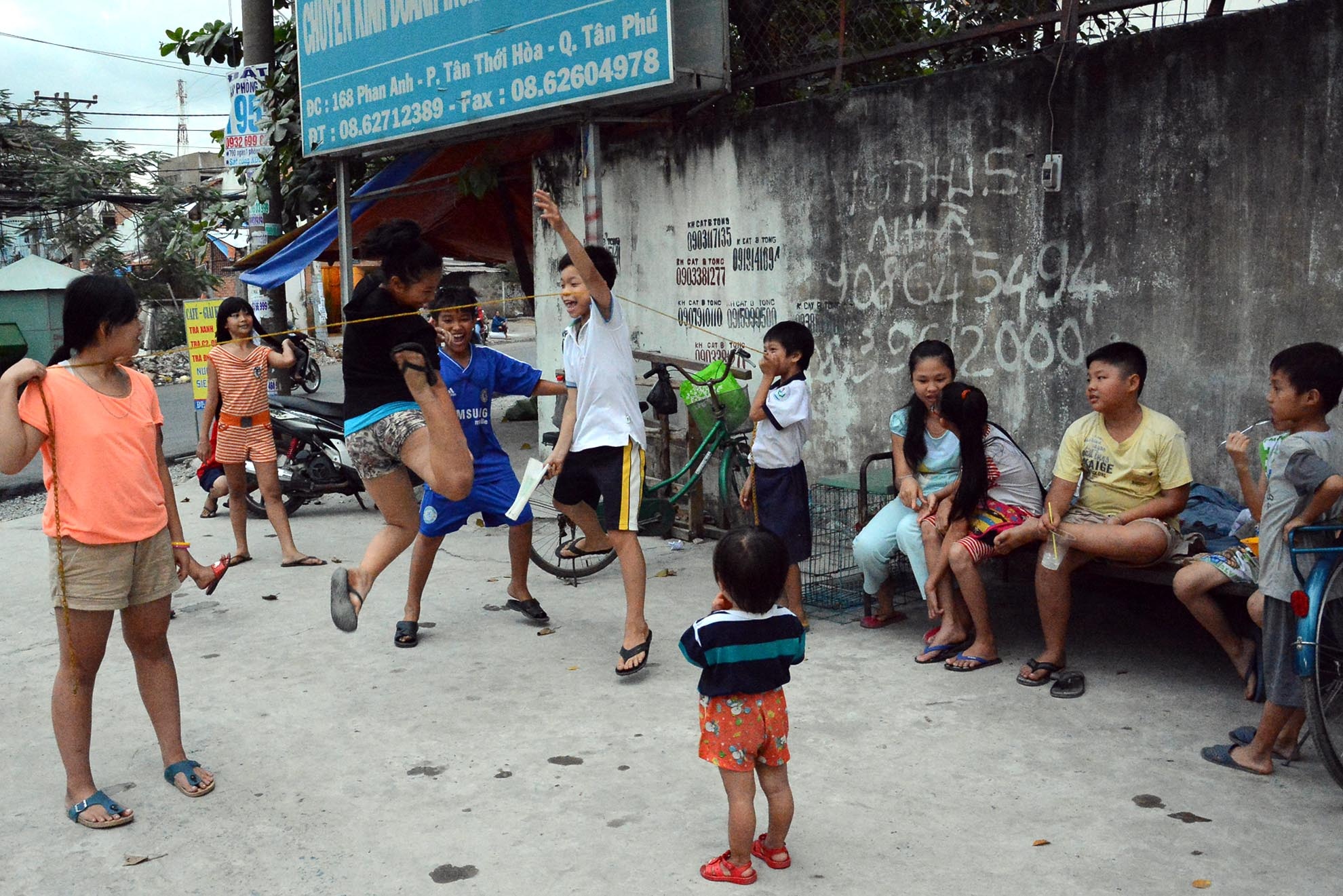 Hằng ngày cứ 4 giờ 30 chiều, các em học sinh nghèo lại tập trung tại căn nhà 166 Phan Anh, phường Tân Thới Hòa, quận Tân Phú của ông Hùng để ăn cơm chay miễn phí và tham gia lớp học tình thương của ông.