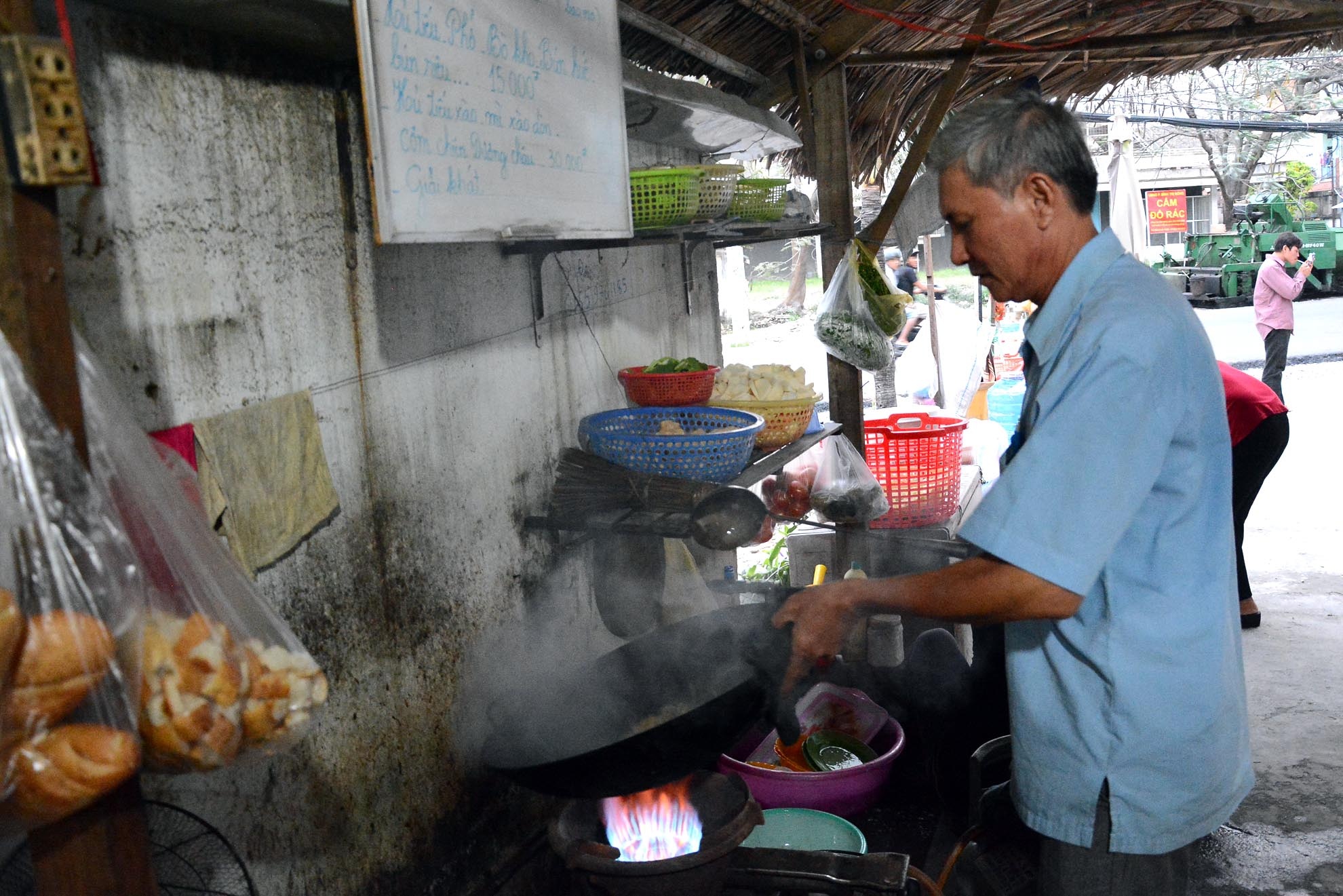 Lớp học tình thương của ông Hùng thành lập từ hơn 5 năm trước, lúc đầu chỉ có vỏn vẹn 2 học viên là những đứa trẻ bán vé số, giờ thì sĩ số của lớp đã lên tới 130 em. Đa số những học sinh nơi đây đều có hoàn cảnh gia đình rất khó khăn. 