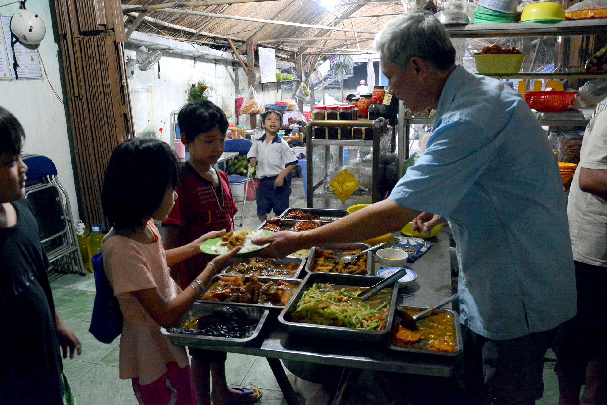 Ông Hùng tâm sự: “Tôi vốn xuất thân là nông dân, lại có một tuổi thơ rất gian khó, thấy mấy đứa nhỏ trong xóm hằng ngày phải phụ giúp gia đình bán vé số, nhặt ve chai, tôi thấu hiểu phần nào. Dù không được học qua trường lớp chính quy nhưng tôi vẫn quyết định mở lớp học này với ước mong sao chúng nó có cái chữ để sau này vào đời không bị thiệt thòi.”