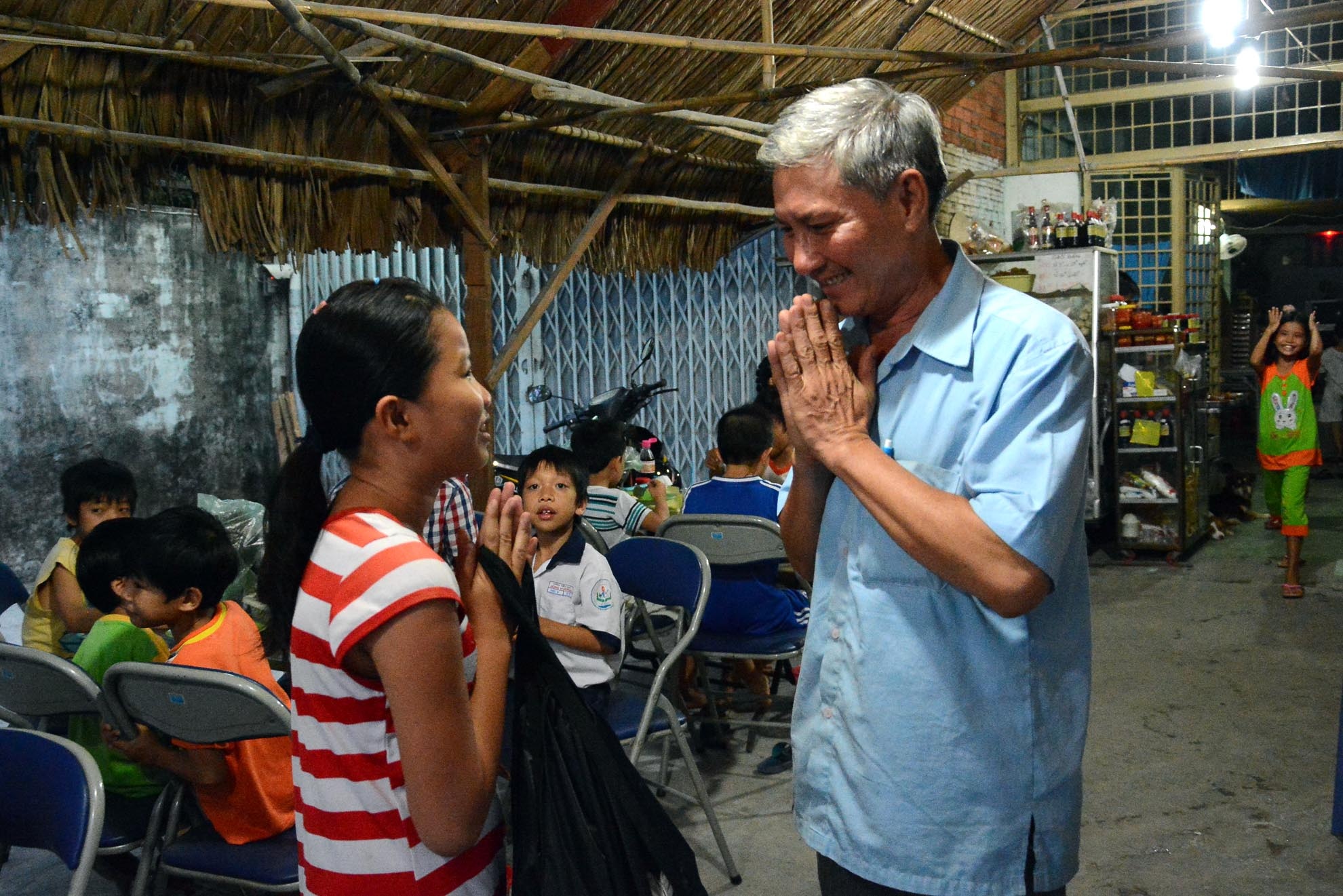 “Thấy các em từ không biết chữ đến biết chữ, các em trở thành những con ngoan trò giỏi đối với tôi đó là niềm vui vô bờ bến”, ông Hùng tâm sự.