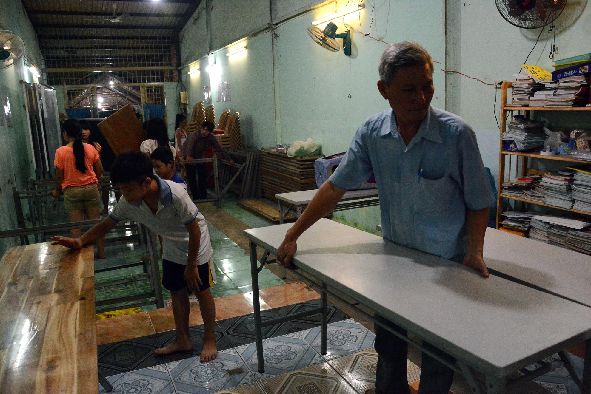 Lớp học tình thương của ông thường dạy các môn học như Ngữ văn, Toán, cuối tuần thứ 7 thì học Anh văn. Hiện nay lớp học tình thương có 9 lớp, từ lớp vỡ lòng cho các em chưa biết đọc, viết cho đến các em học từ lớp 1 đến lớp 8. Ngoài còn có một số công nhân chưa biết chữ cũng đến lớp học tình thương để học chữ.