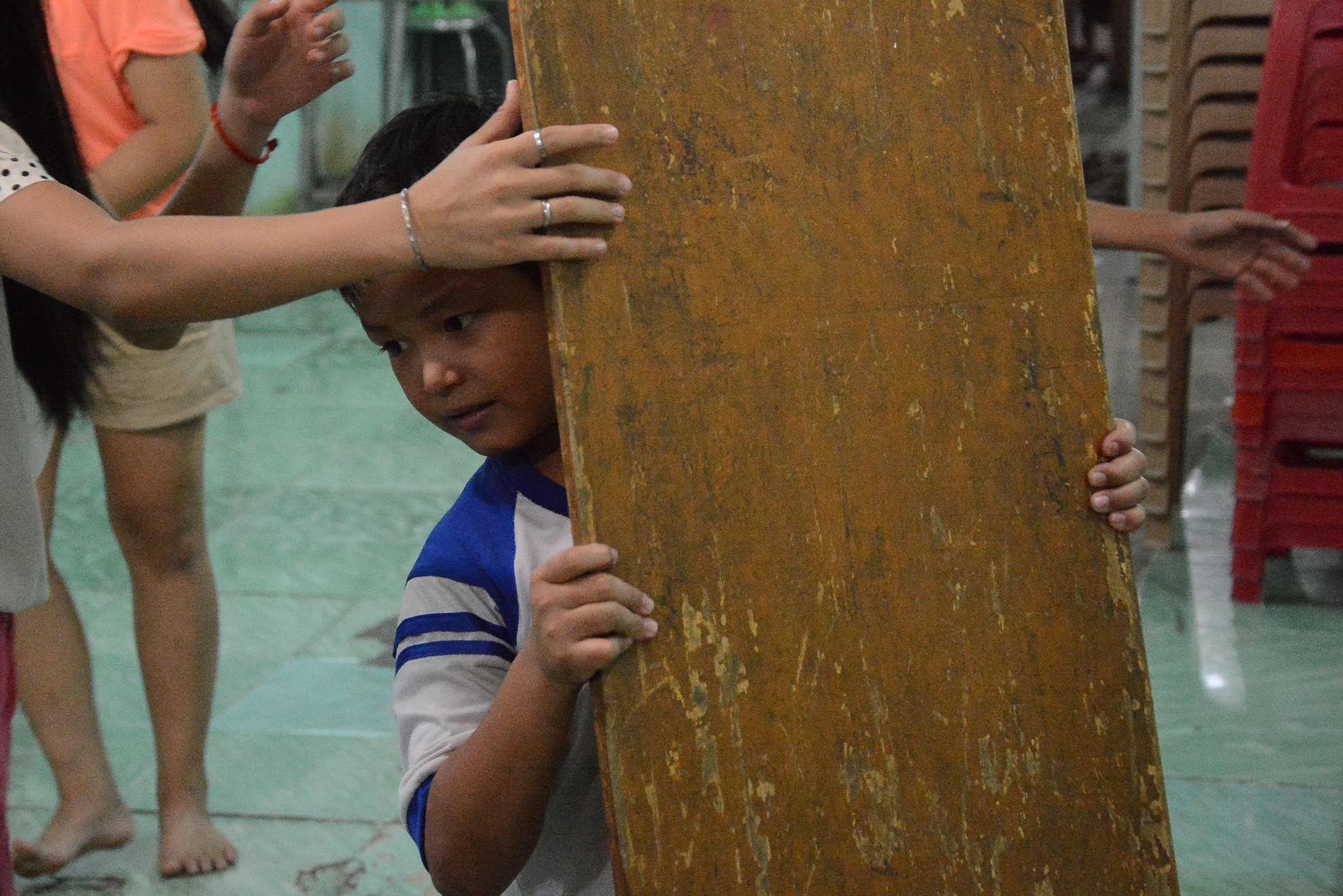 Không chỉ dạy cho trẻ em mồ côi, bán vé số; ông Hùng còn nhận dạy thêm cho các học sinh nghèo, gia đình không có tiền để học thêm. 