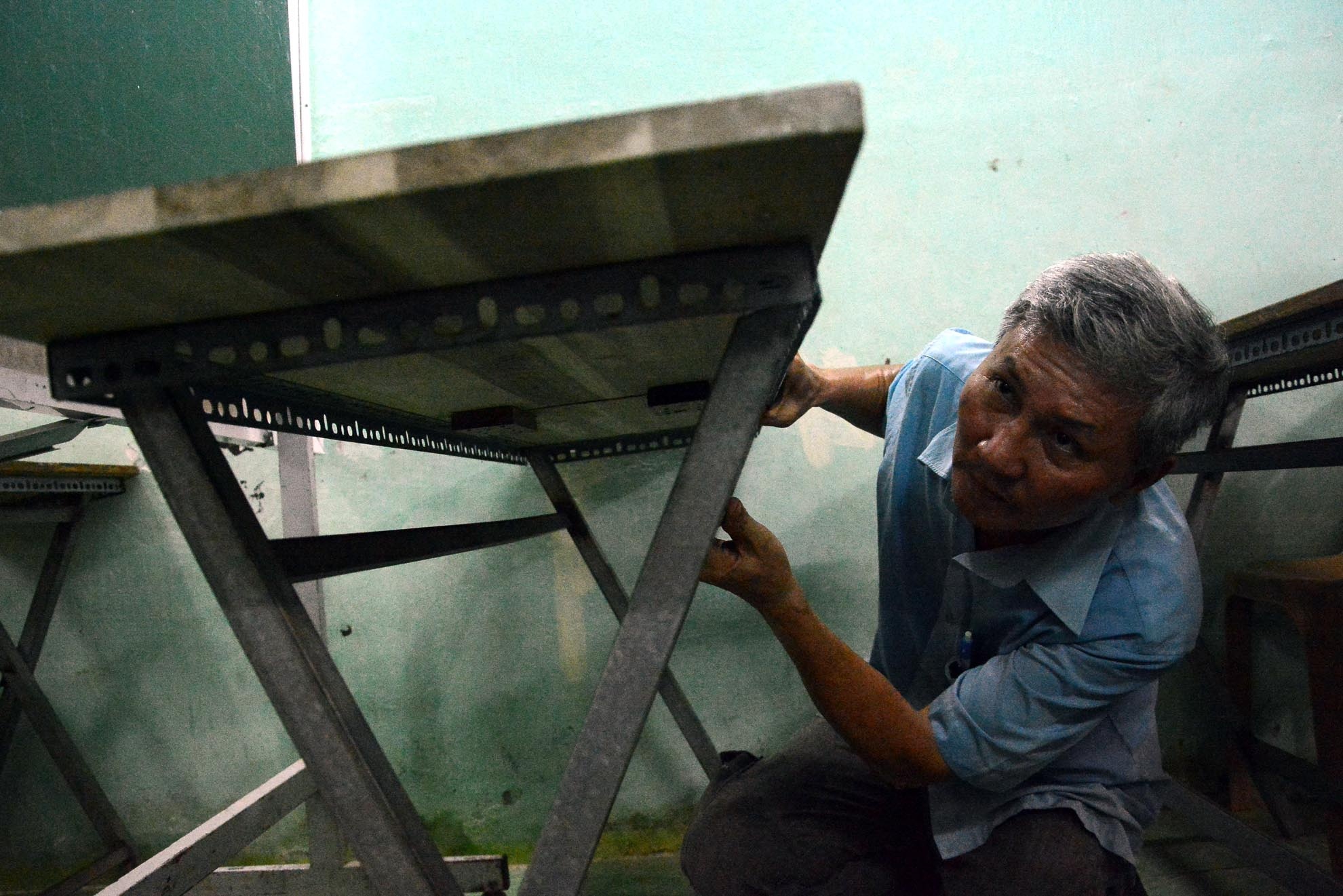 Để duy trì lớp học tình thương, ông còn mở tiệm cơm chay để bán. Tiệm cơm chay của ông bán với giá 8.000 đồng/suất nhưng với những cụ già neo đơn và người quá nghèo, ông Hùng miễn phí tiền cơm cho họ.  