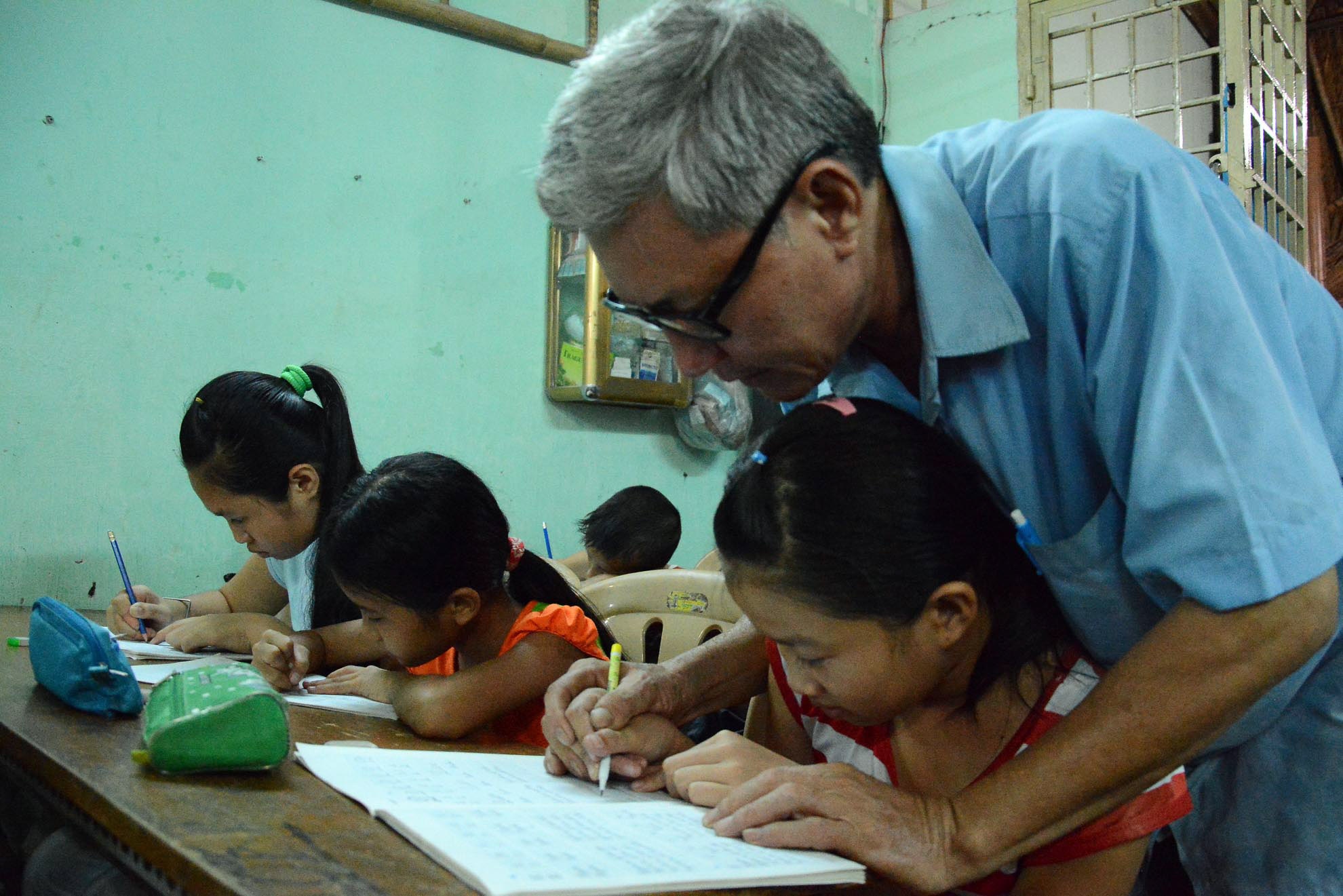 Lop hoc chu cho 130 tre em ngheo cua ong giao Sai Gon hinh anh