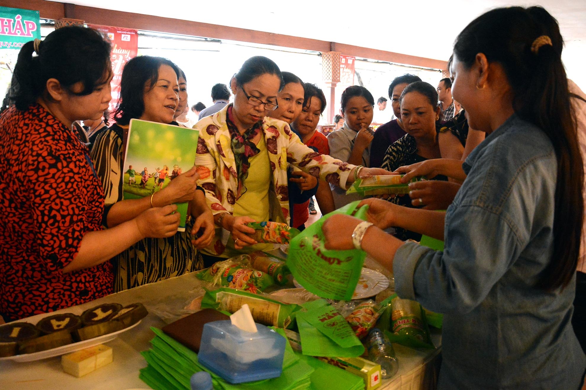 Ngày hội tung hàng Tết 2015 thu hút sự tham gia của 36 doanh nghiệp, trong đó có 15 cơ sở đặc sản làng nghề đến từ các tỉnh Trà Vinh, An Giang, Đồng Tháp, giới thiệu nhiều sản phẩm đặc trưng, tiêu biểu cho ngày Tết như: Rượu, nước mắm, chả lụa, bánh tét, đường thốt nốt,...