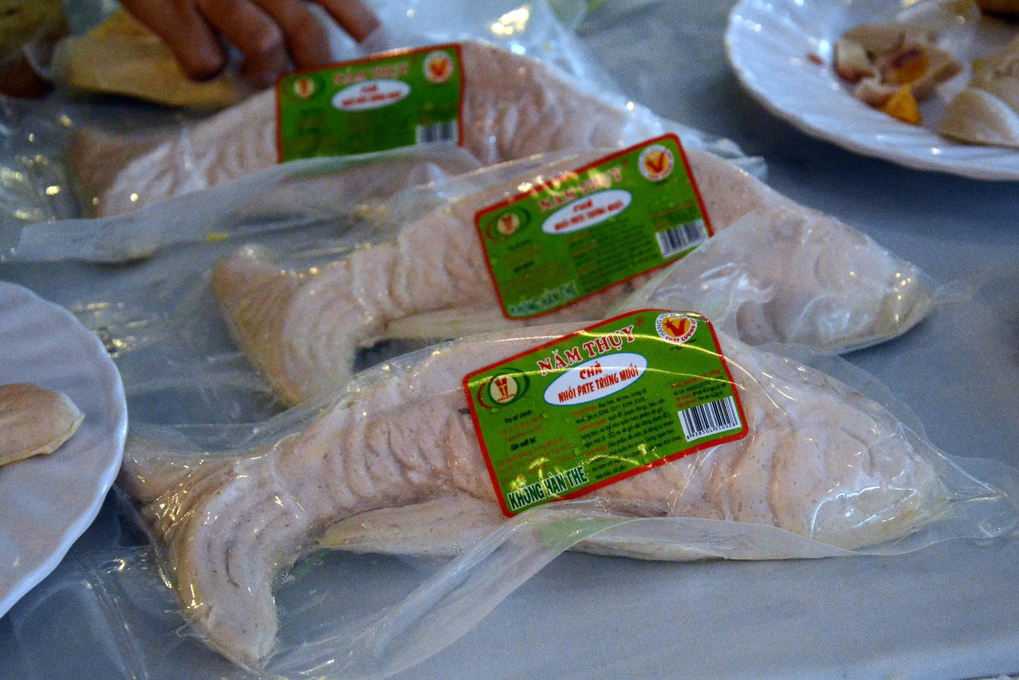 Trong đó Bánh tét phát tài và chả hình cá chép thu hút sự chú ý của nhiều khách tham quan, bởi đây là sản phẩm lạ, đẹp mắt và lần đầu xuất hiện tại ngày hội.