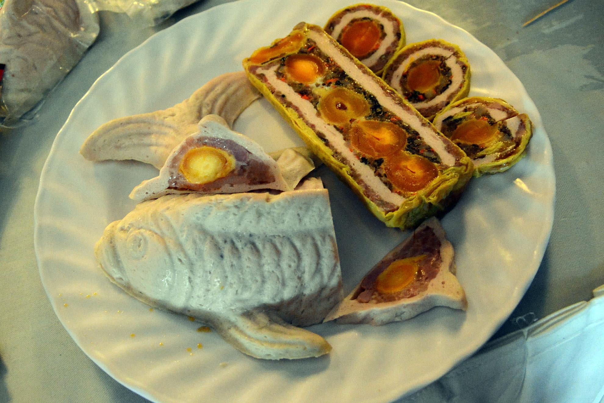 Chả hình cá chép hay còn gọi là chả hoa, cũng là một đặc sản của tỉnh Trà Vinh, khác với chả lụa truyền thống, chả hoa khi cắt ra sẽ có hình giống bông hoa ở giữa là trứng muối, xung quanh là nấm mèo, các loại rau củ quả, chả lụa, ngoài cùng là lớp trứng gà đánh tan chiên thành tấm cuộn lại.