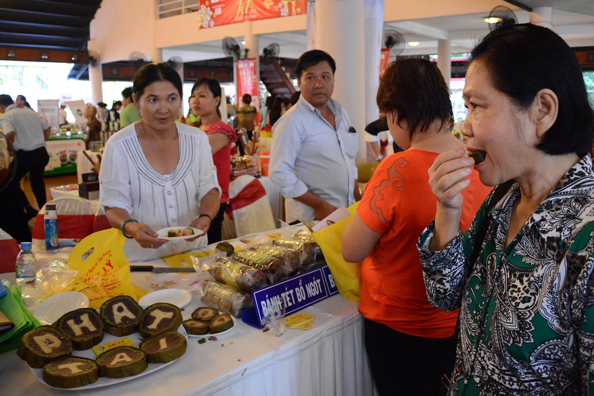 Bánh tét phát tài Trà Cuôn là đặc sản của tỉnh Trà Vinh, bánh được gói từ nếp trộn nước ép lá bồ ngót có màu xanh đặc trưng; nếp dẻo thơm lừng, độ sánh kết vừa phải. Bánh tét phát tài mang hương vị thơm ngon, mềm dẻo, màu sắc hấp dẫn sẽ là sản phẩm tô điểm thêm hương vị trong ngày Tết.