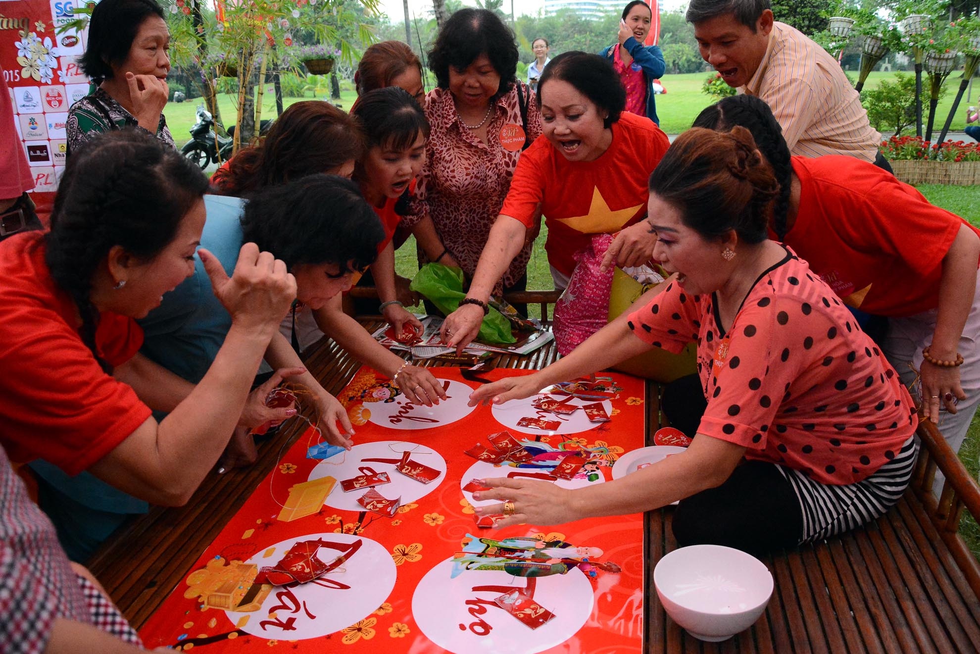 Ngoài ra, ngày hội cũng diễn ra nhiều hoạt động như trò chơi dân gian, hái lộc đầu năm, viết thư pháp, xổ số vui… thu hút sự tham gia của 1000 khách tham quan.