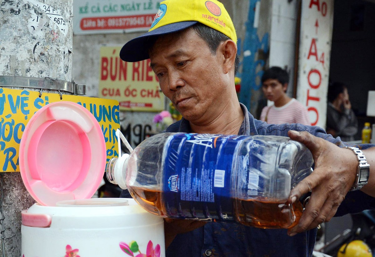 30 nam phuc vu tra da, sua xe mien phi o Sai Gon hinh anh