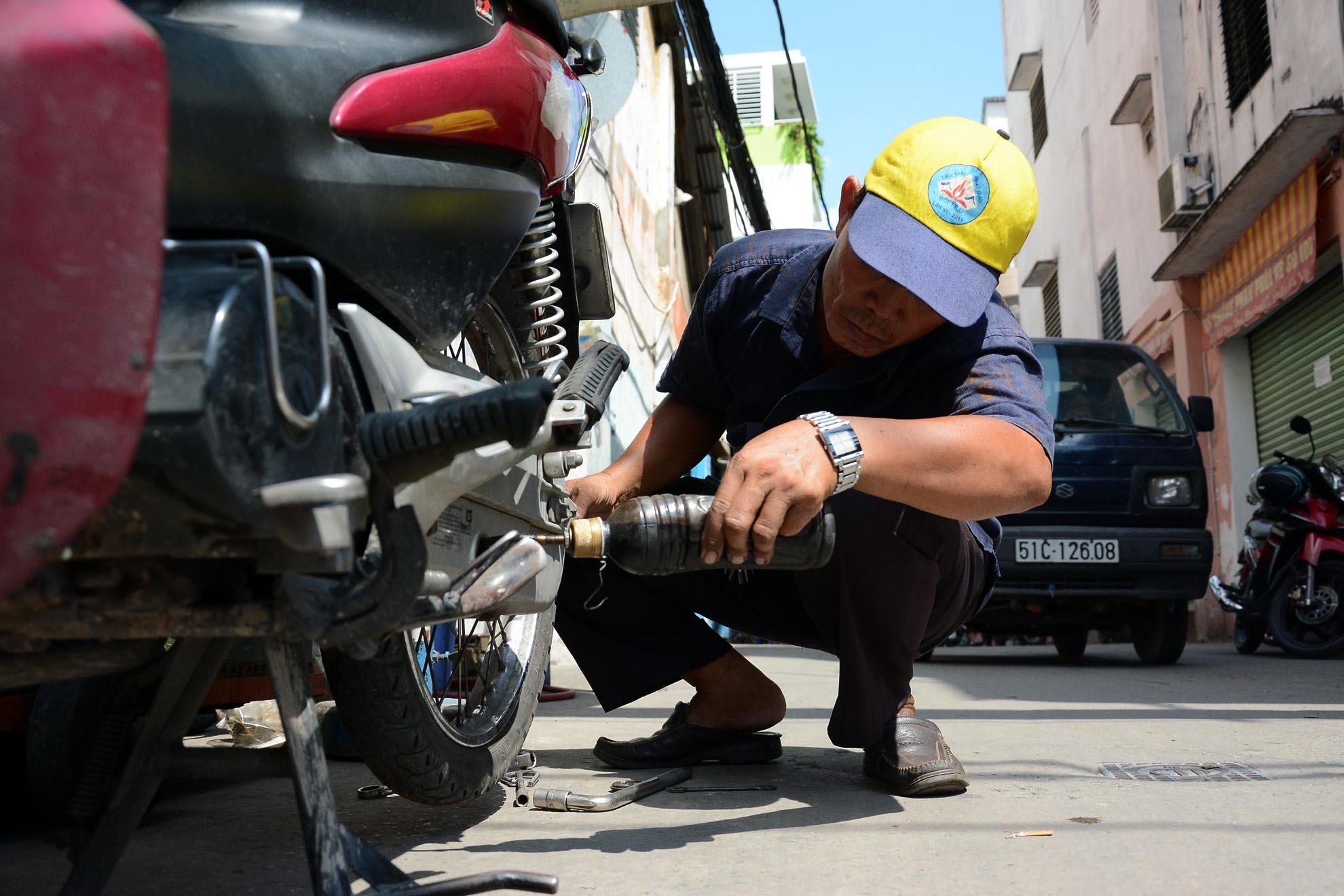 Mỗi ngày sửa xe anh thu nhập hơn 100 ngàn đồng, ngoài dùng để trang trải cuộc sống, hằng tháng anh Út còn trích một ít tiền để phục vụ trà đá cho người nghèo và mua sắm thêm thuốc cho tủ thuốc từ thiện. 