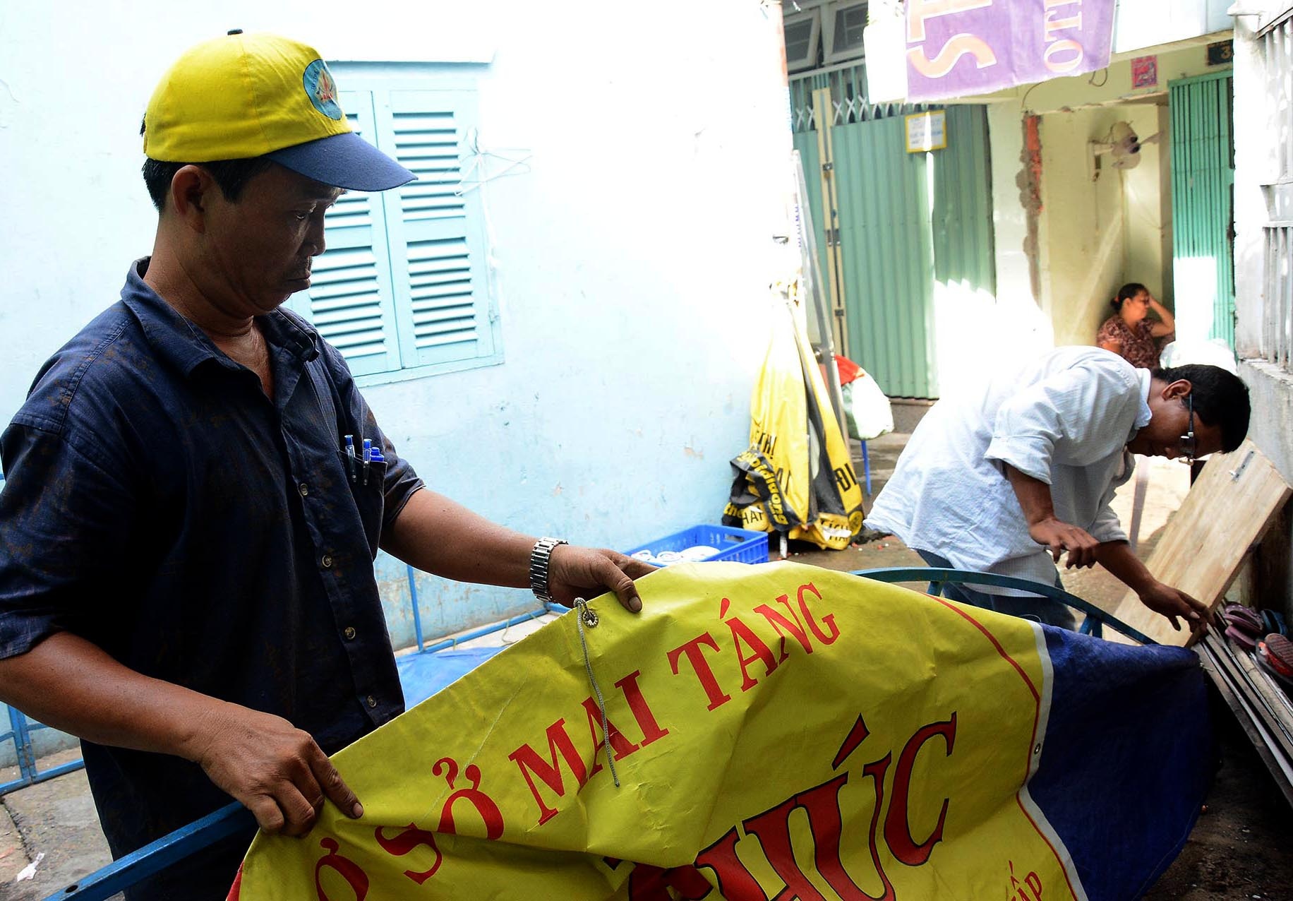 Đang lúc sửa xe hay đêm hôm khuya khoắt, nhưng mỗi khi có điện thoại thông báo có người chết xin hòm, anh liền đến để xác nhận và gọi nhân viên trại hòm đem bàn ghế, bạc che và hòm đến giúp đỡ miễn phí cho những gia đình nghèo đó.