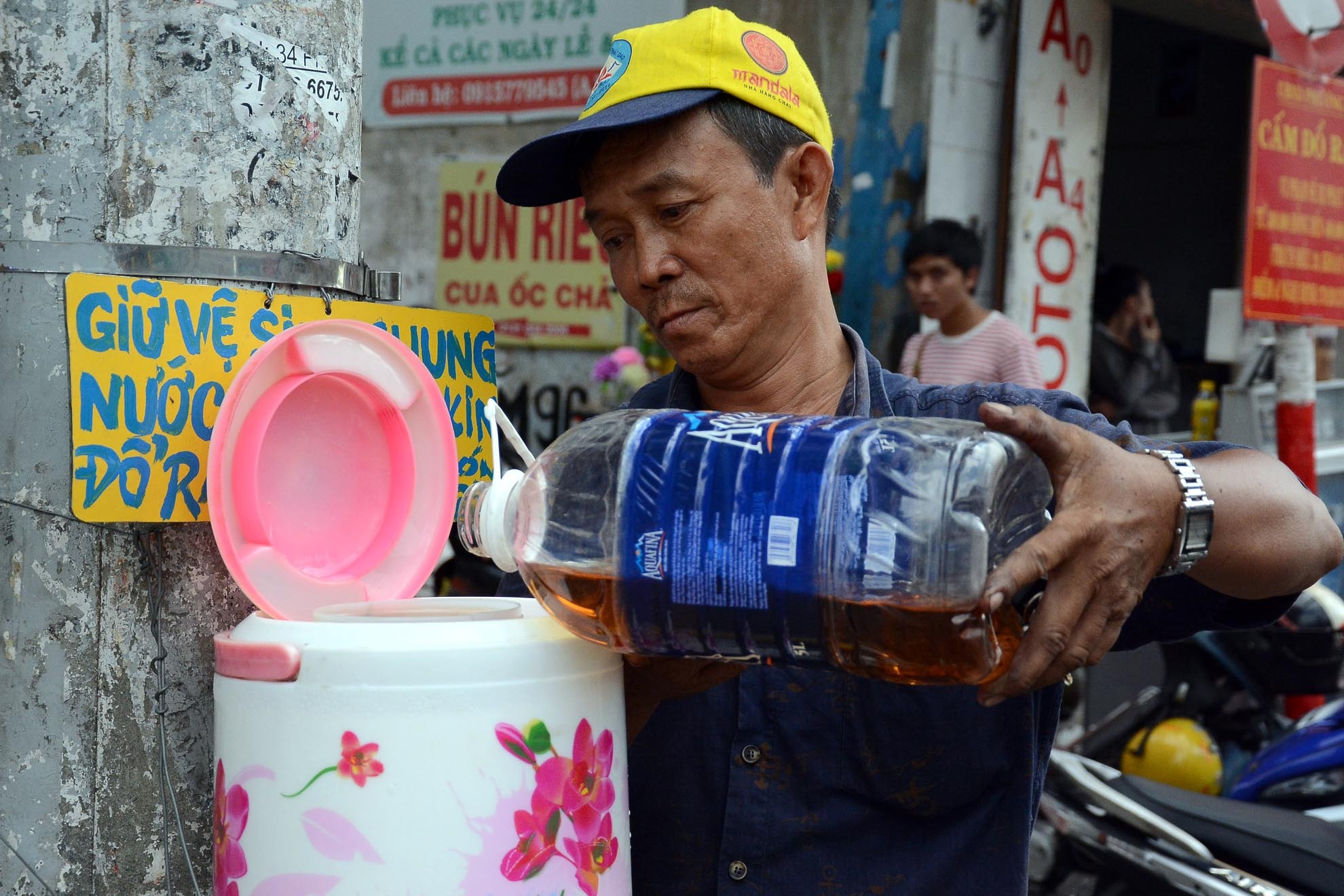 Hằng ngày cứ 5 giờ kém 15 sáng, anh Út thức dậy nấu nước trà. Đến 5 giờ anh lại mang đến con hẻm số 96 đường Phan Đình Phùng, quận Phú Nhuận, TP.HCM để thay nước trà đá miễn phí để phục vụ cho người nghèo, những người đi đường.