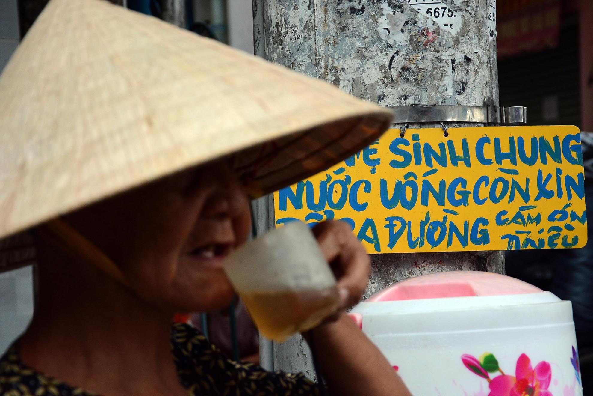 Anh Út (hay còn gọi tên là Việt) năm nay 52 tuổi, là người gốc Sài Gòn, công việc chính của anh là sửa, bơm vá xe. Anh bắt đầu sửa xe từ năm 1980, có thời gian thì đi đạp xích lô, rồi anh trở lại sửa xe, ngoài công việc kiếm thu nhập anh còn sửa xe miễn phí cho người khuyết tật, những người đi bán vé số, lượn ve chai, anh xem đó như là làm việc thiện tích đức, thú vui cho đời. 