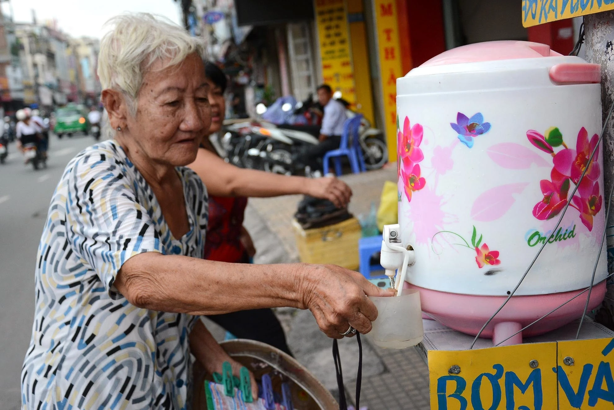 Bà Đỗ Thị Hoa, 68 tuổi bán vé số hằng ngày ghé đến bình nước miễn phí của anh Út để giải khát, không chỉ bà mà nhiều người lượm ve chai, người đi đường, học sinh cũng ghé uống nước miễn phí.