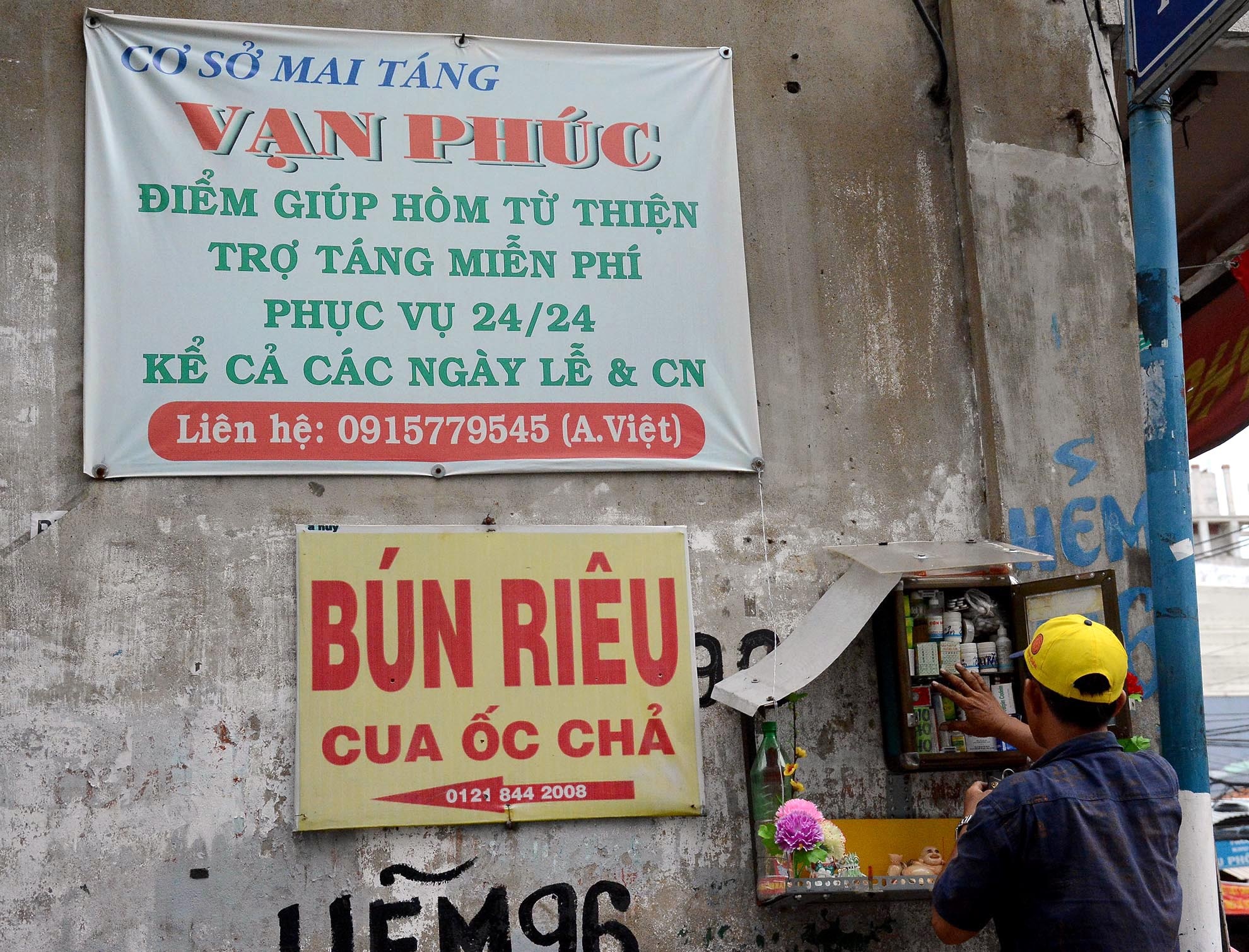 Tủ thuốc miễn phí của anh Út có cách đây khoảng 10 năm, dùng để giúp đỡ những người bị tai nạn giao thông. Anh cho biết con đường này thường xảy ra tai nạn giao thông nên làm tủ thuốc này để kịp thời sơ cấp cứu người bị tai nạn. 