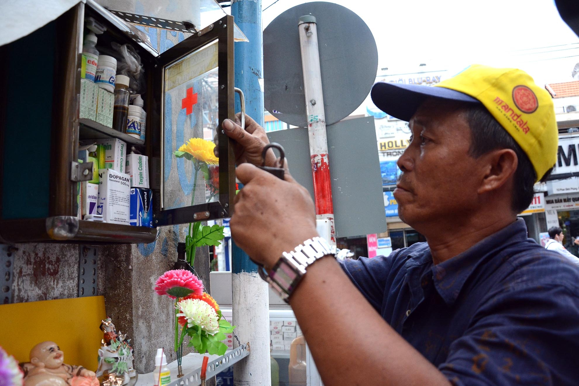 Nhiều người dân sống trong hẻm cũng thường xuyên đến cho thuốc, đến nay tủ thuốc có nhiều loại dùng để chữa trị một số bệnh thông dụng như đau răng, tiêu chảy, dạ dày,…
