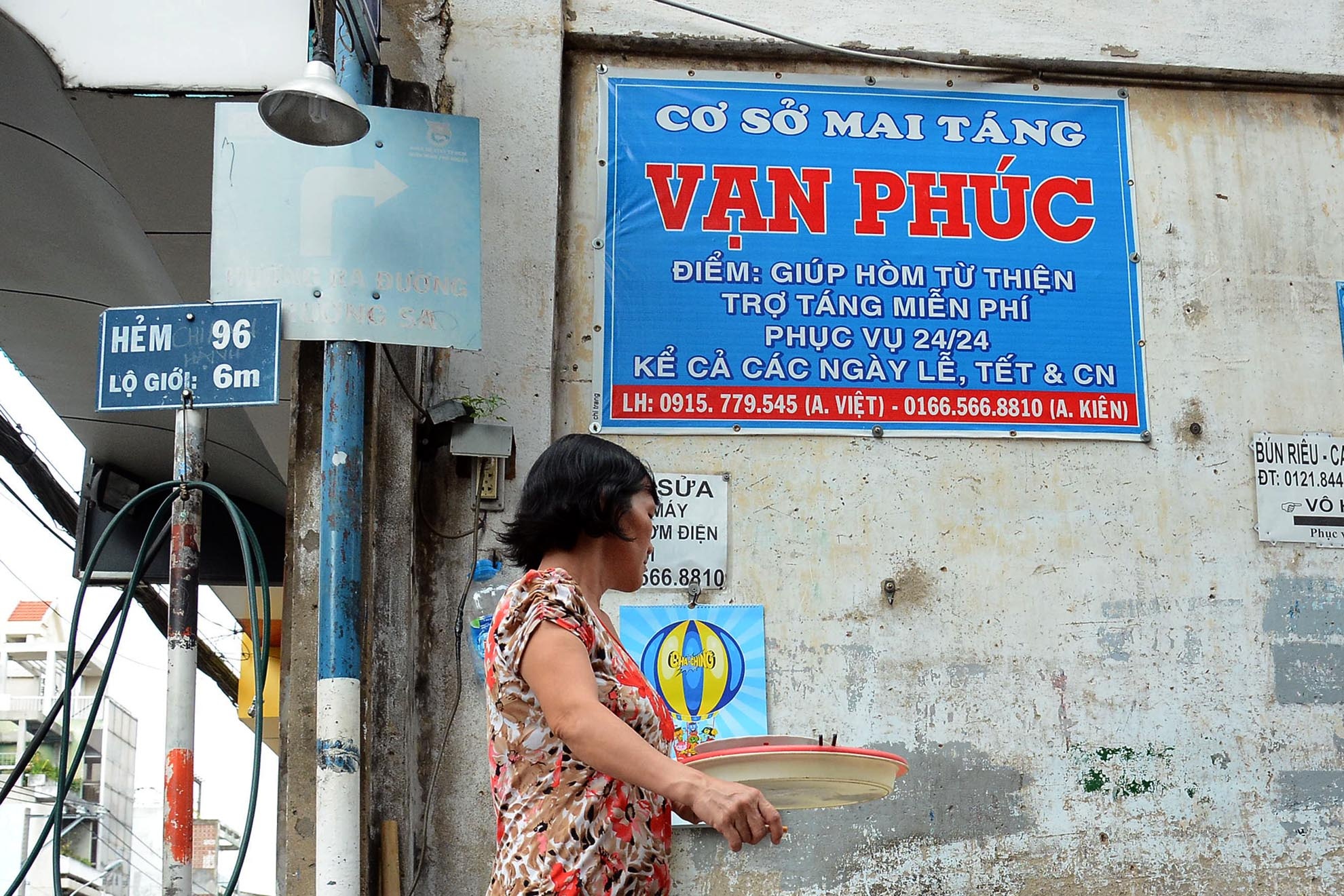 Thấy anh Út làm việc thiện nên chủ trại hòm Vạn Phúc cũng phối hợp với anh để giúp đỡ những người nghèo chết không có hòm chôn cất, đến nay anh đỡ giúp đỡ nhiều mảnh đời nghèo khổ được yên nghỉ nơi chín suối. Gặp những gia đình có hoàn cảnh quá khó khăn, anh cũng vận động các mạnh thường quân đến thăm hỏi và giúp đỡ họ. 