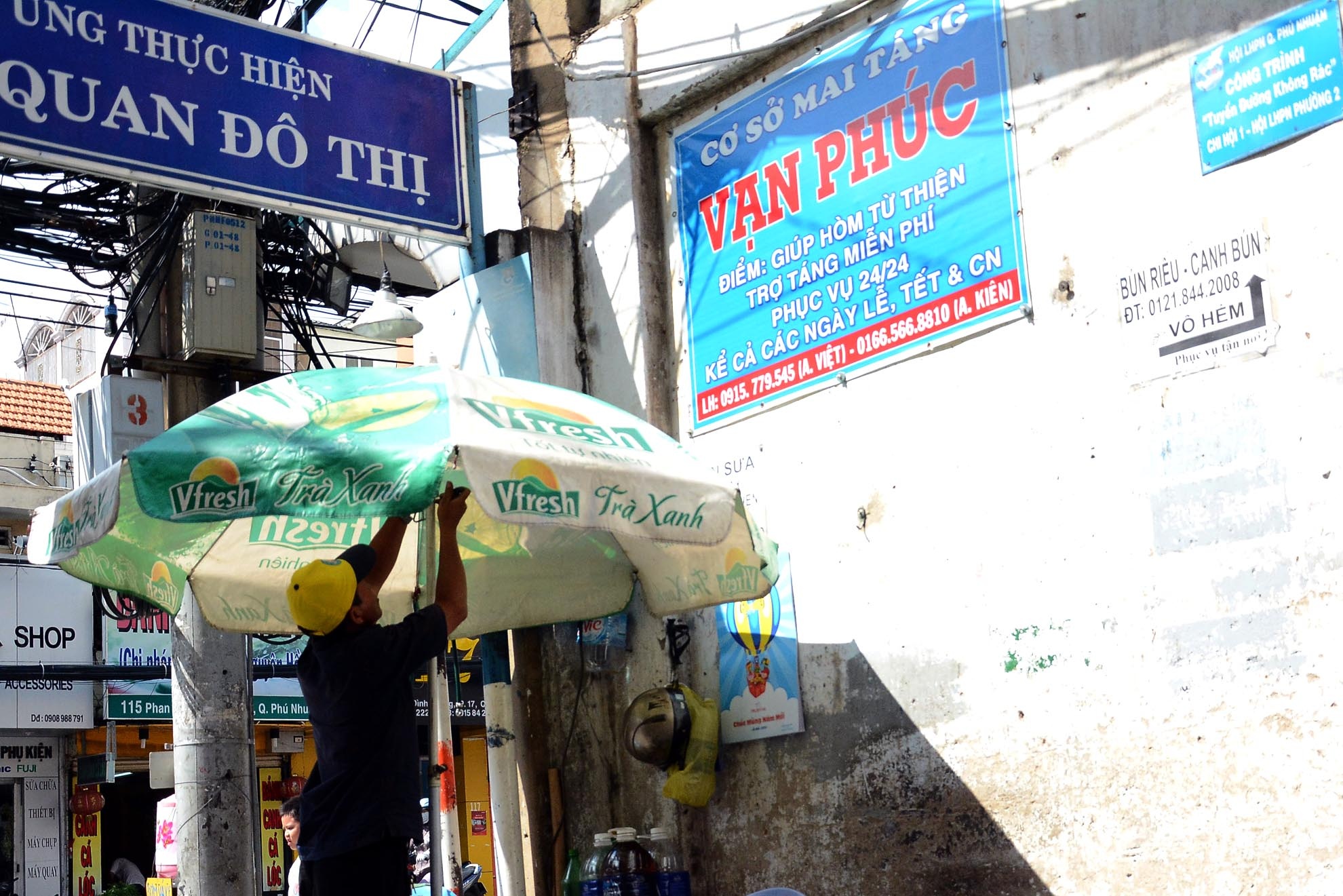 Hơn 30 năm gắn bó với con hẻm 96, anh xem đây như căn nhà thứ hai của mình.