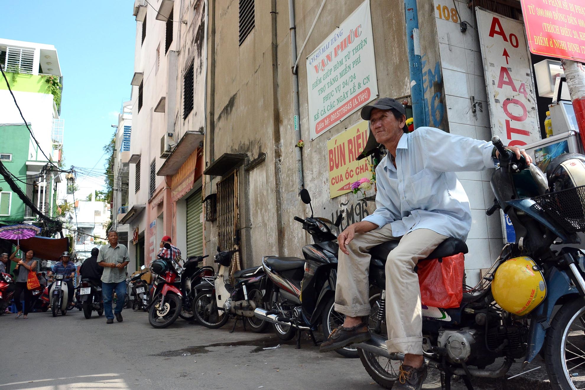 Ông Đỗ Văn Phúc chạy xe ôm ở con hẻm này cũng hơn 30 năm, ngoài việc chạy xe ôm kiếm thêm thu nhập ông Phúc cũng giúp đỡ miễn phí cho người nghèo, người khuyết tật, người già. Nhiều lúc đêm khuya, trời mưa không có xe, chú cũng chở miễn phí về đến tận nhà. Ngoài ra những người dân sống trong hẻm có nhu cầu đi xe ôm chú cũng sẵn sàng chở với giá rẻ.