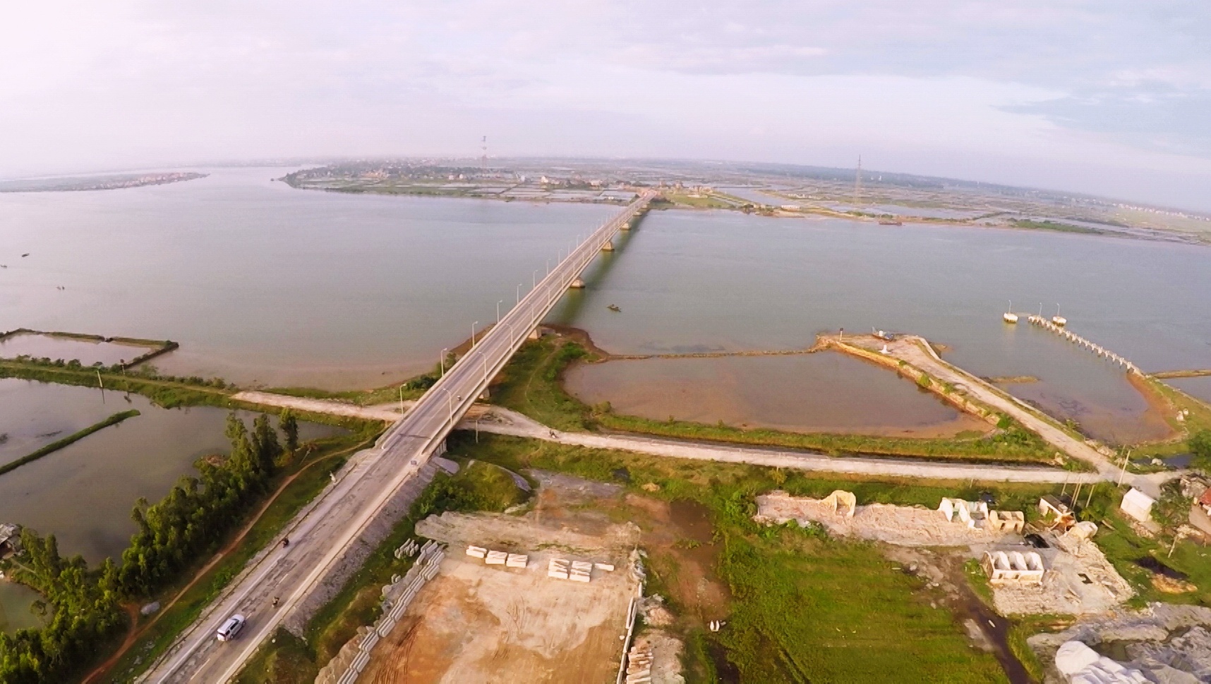 Sông Gianh là một con sông chảy trên địa phận tỉnh Quảng Bình, bắt nguồn từ khu vực ven núi Cô Pi cao 2.017 m thuộc dãy Trường Sơn, chảy qua địa phận các huyện Minh Hóa, Tuyên Hoá, Quảng Trạch, Bố Trạch để đổ ra biển Đông ở Cửa Gianh.