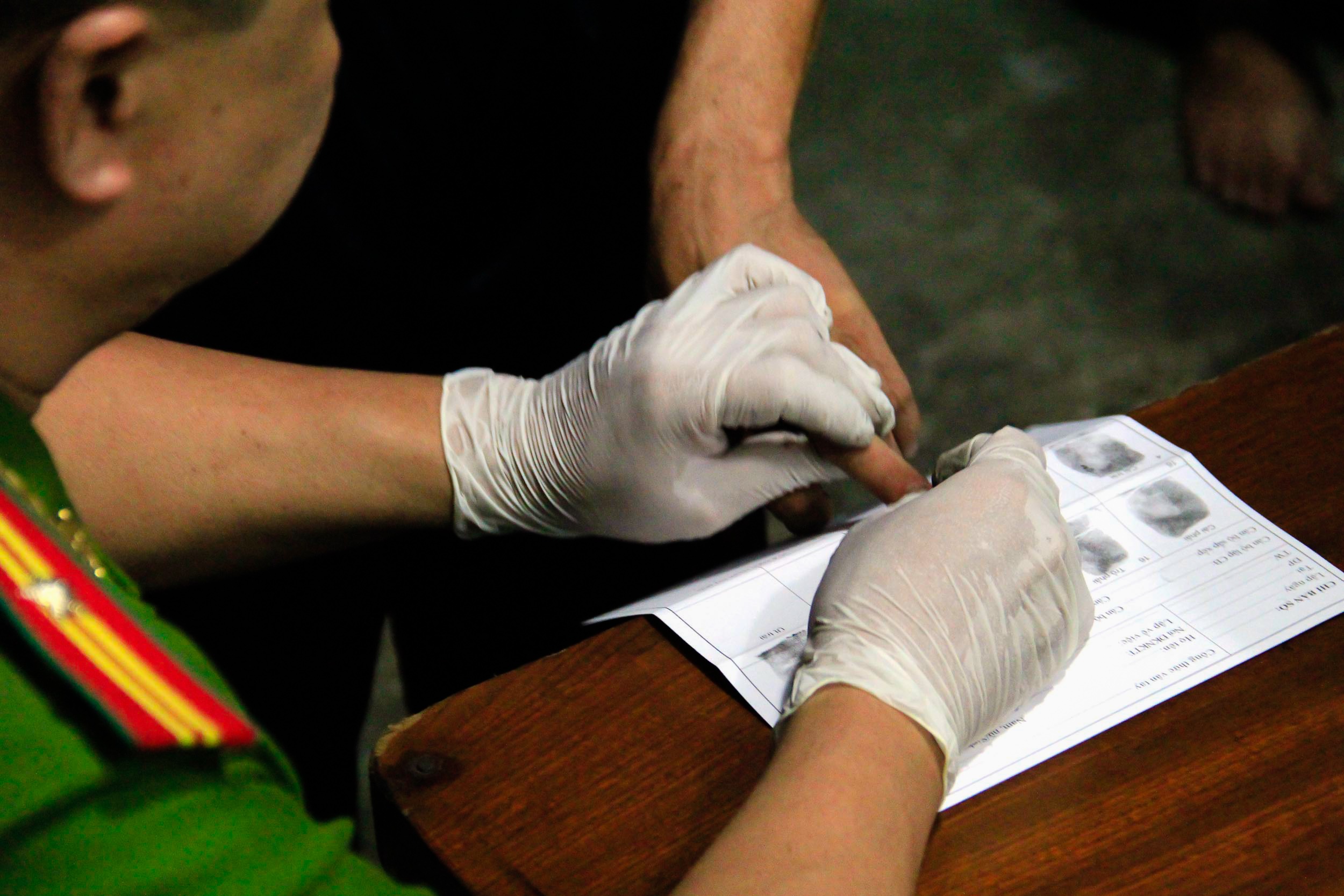 Công việc này bao gồm các trình tự như lấy dấu vân tay.