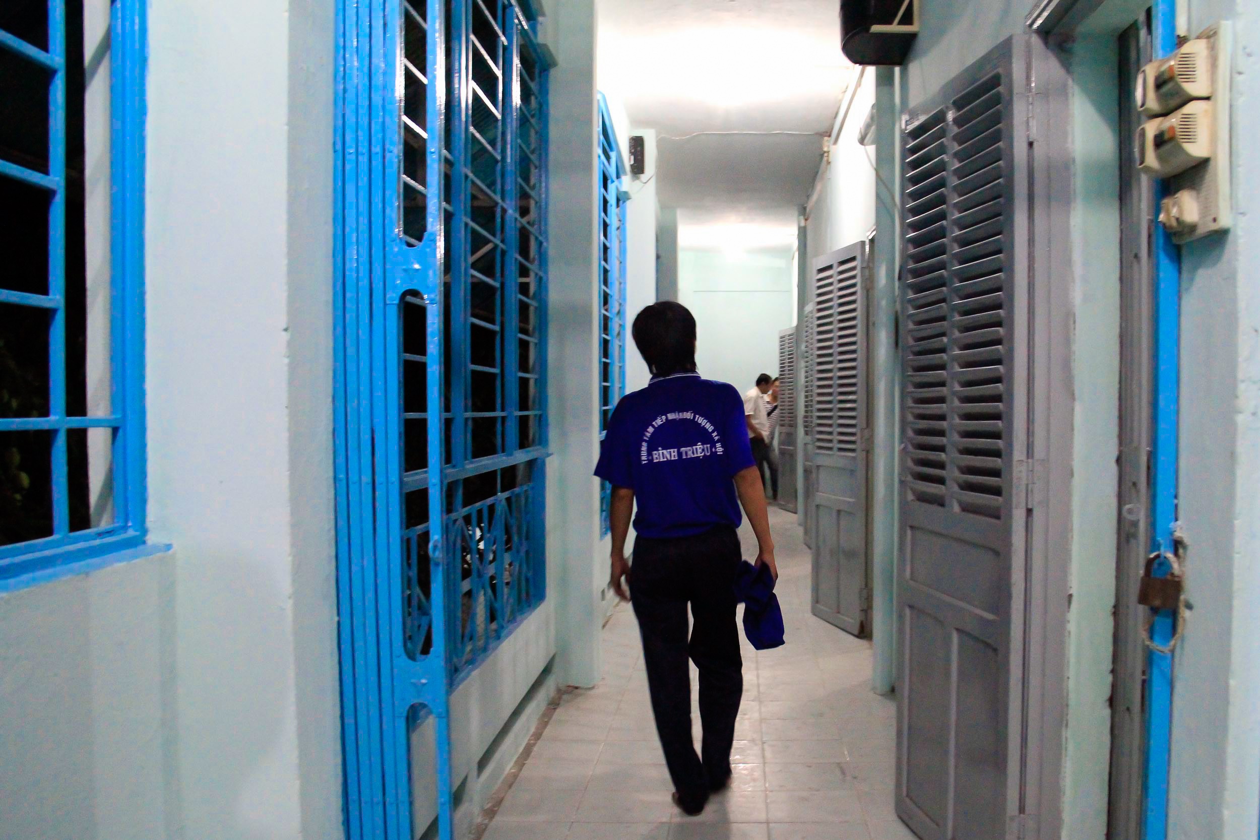 Các đối tượng nhận quần áo và di chuyển về khu vực phòng ở, mỗi phòng có khoảng 15 đối tượng với đầy đủ giường, mùng mền…