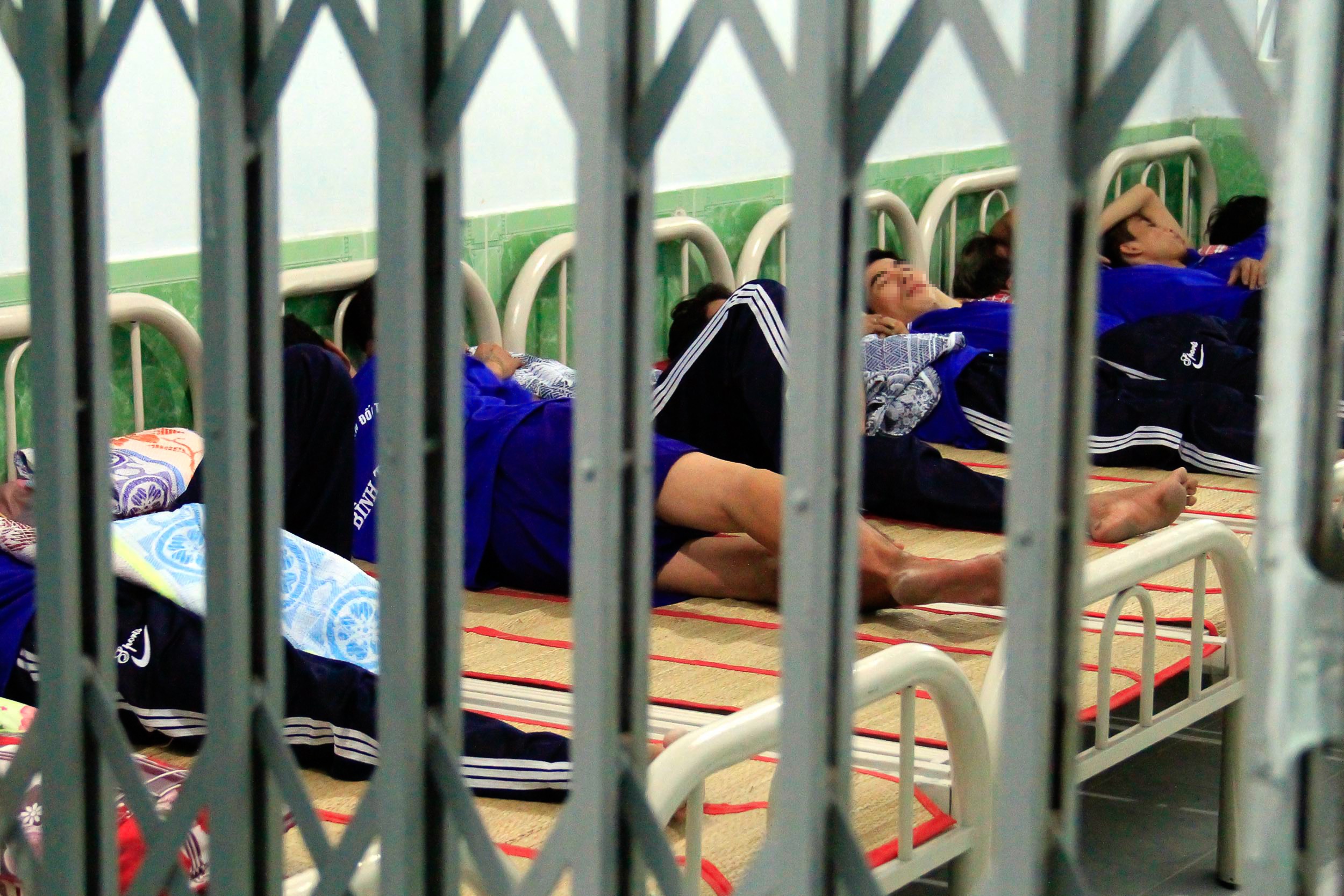 Cửa sắt được khóa ngoài nhằm tránh việc bỏ trốn.