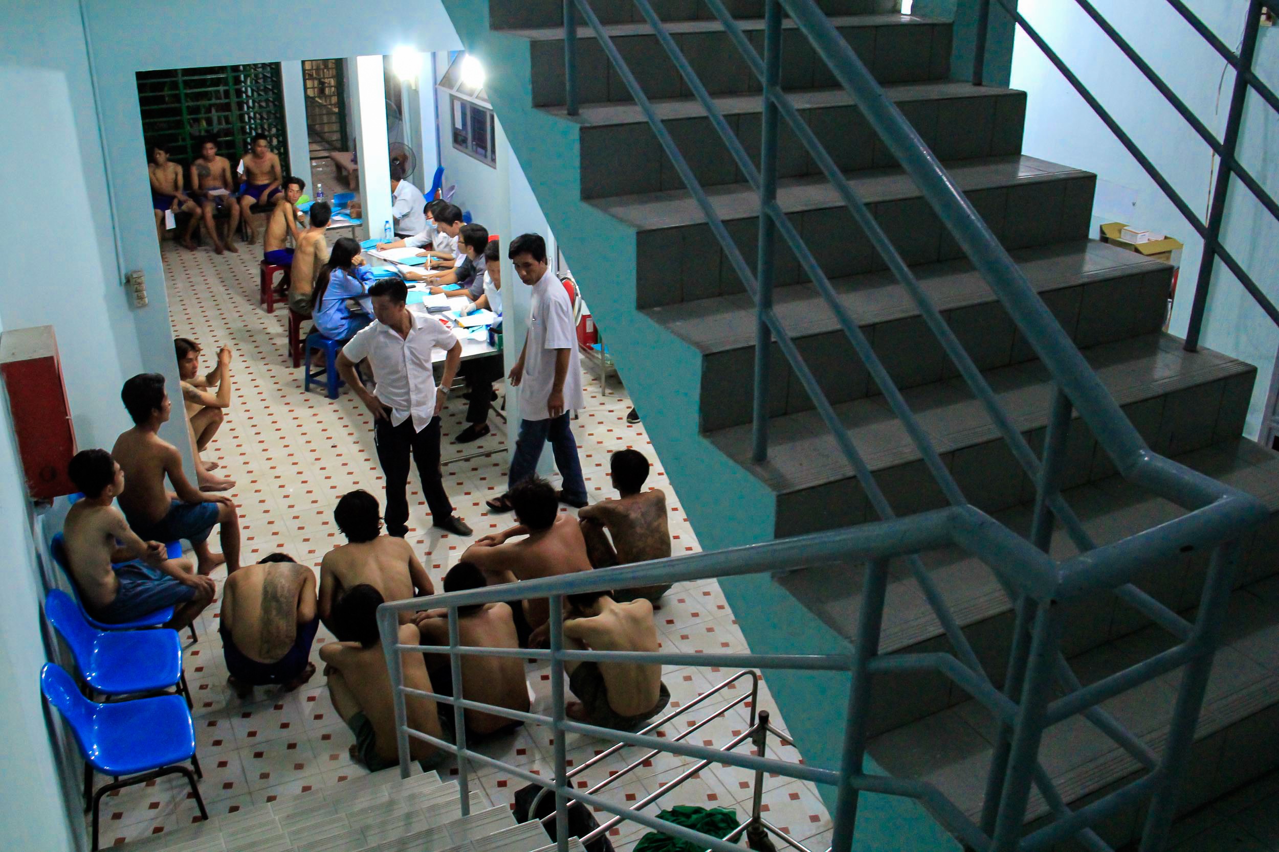 Tại Trung tâm Bình Triệu, đến 7g30 tối tiếp nhận hơn 250 con nghiện.