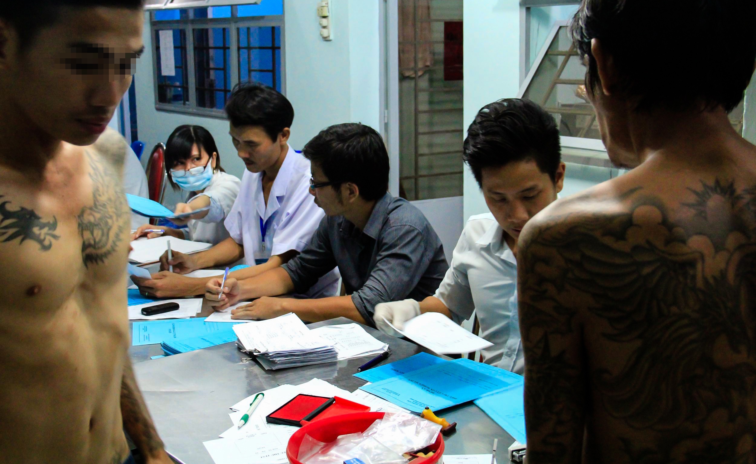 Các cán bộ trung tâm nhanh chóng lập hồ sơ các đối tượng để quản lý và theo dõi chặt chẽ.