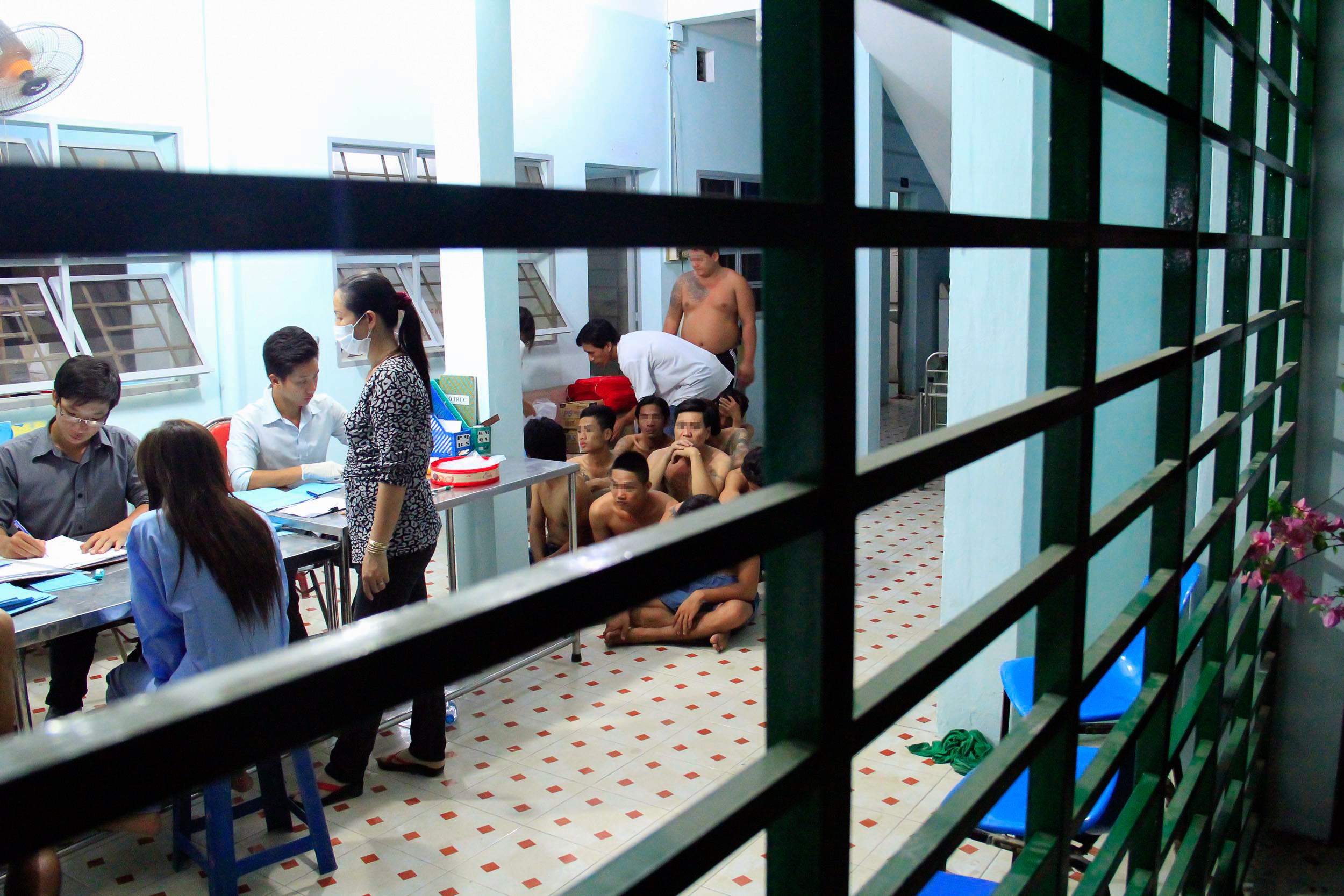 Bên cạnh nhiều người nghiện nam còn có nhiều người là nữ giới với tuổi đời còn rất trẻ.