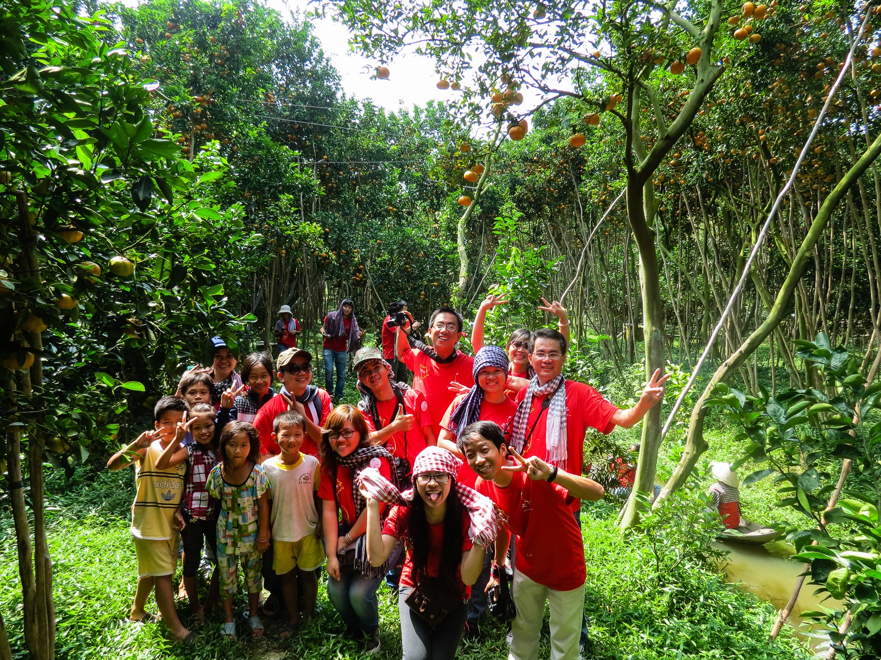 Tất cả thành viên trong nhóm đếu bất ngờ và thích thú khi tận mắt chứng kiến một vương quốc quýt rộng lớn với hàng ngàn cây và trĩu trịt trái.
