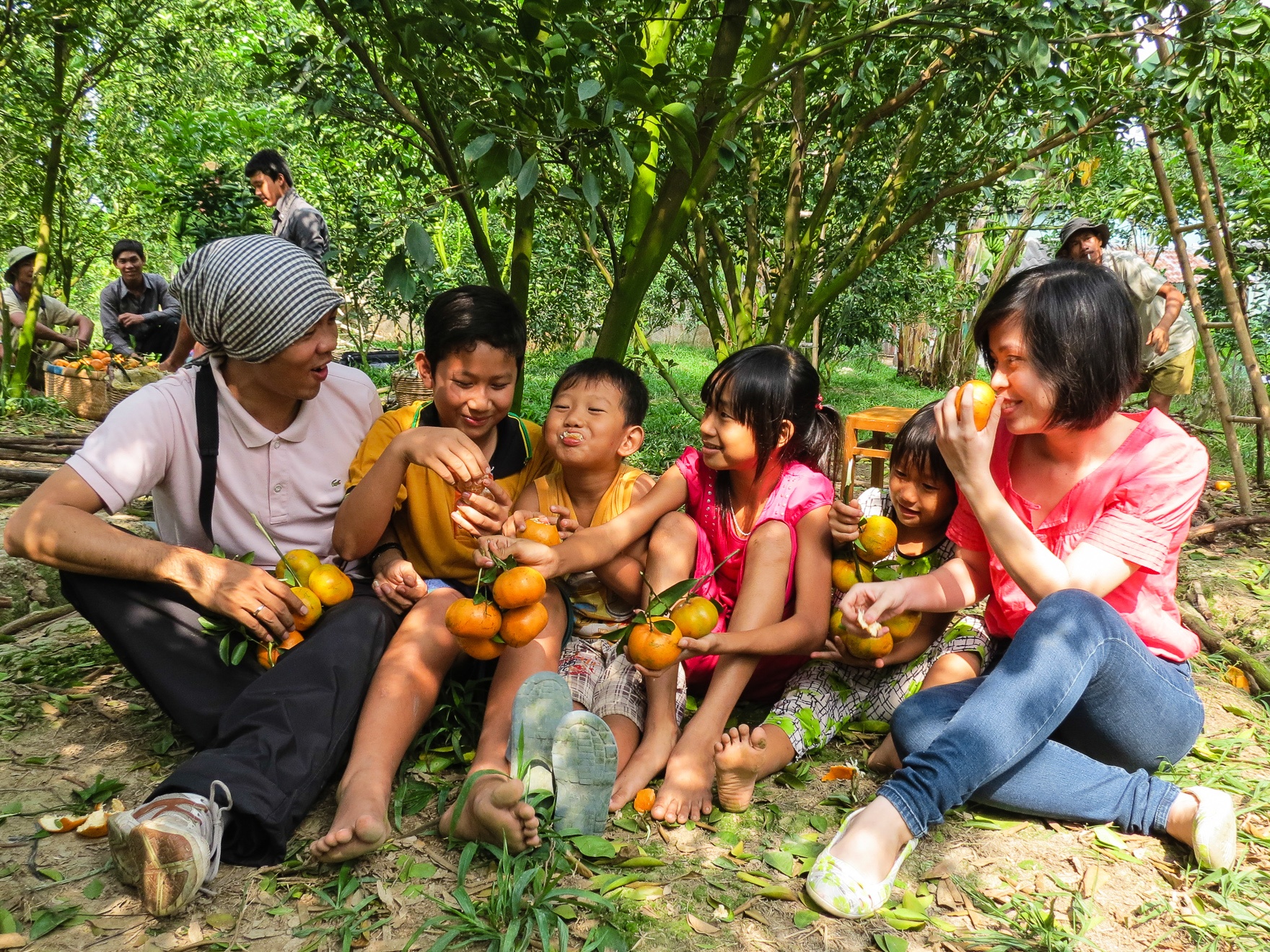 không có khoảng cách xa lạ nào mà thay vào đó là sự chân tình ấm áp và thân thiết như người đi xa về thăm lại quê nhà.