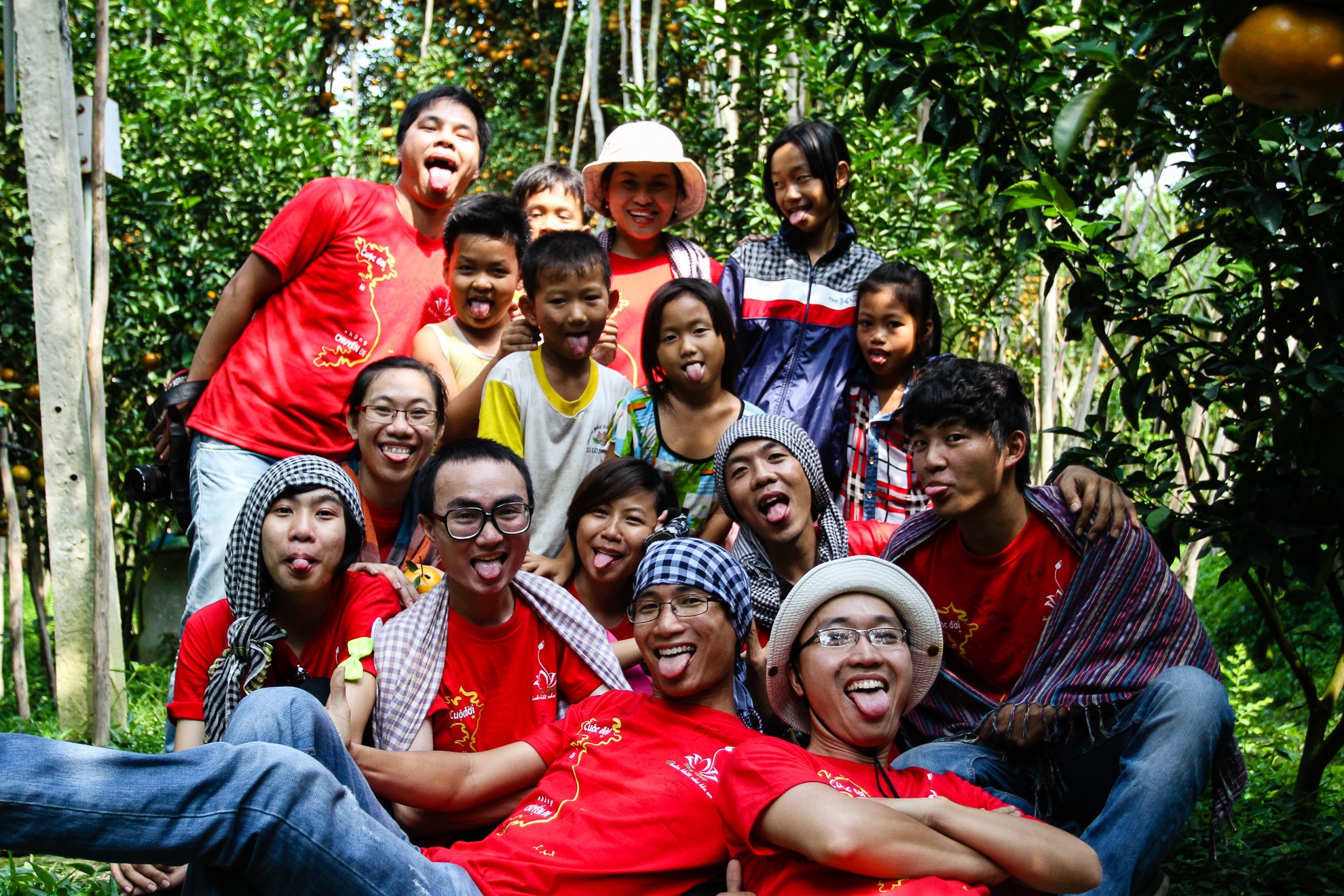 Hết ngắm quýt rồi lại làm trò, bao sự mệt mỏi lo âu với công việc hàng ngày đã trôi tuột hết tự lúc nào.