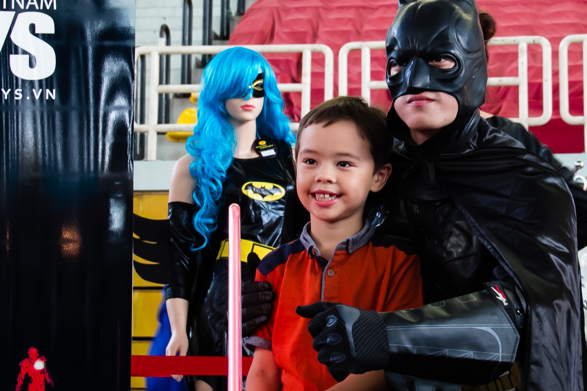 Cậu bé này hết sức thích thú khi được chụp hình cùng anh hùng yêu thích: người dơi.