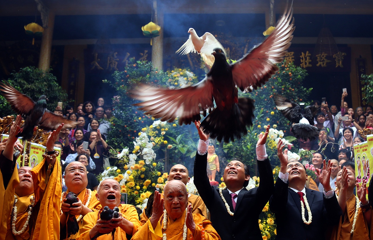 Phong sinh o Ha Noi, Sai Gon, ruoc Phat tai Hue ngay Phat dan hinh anh