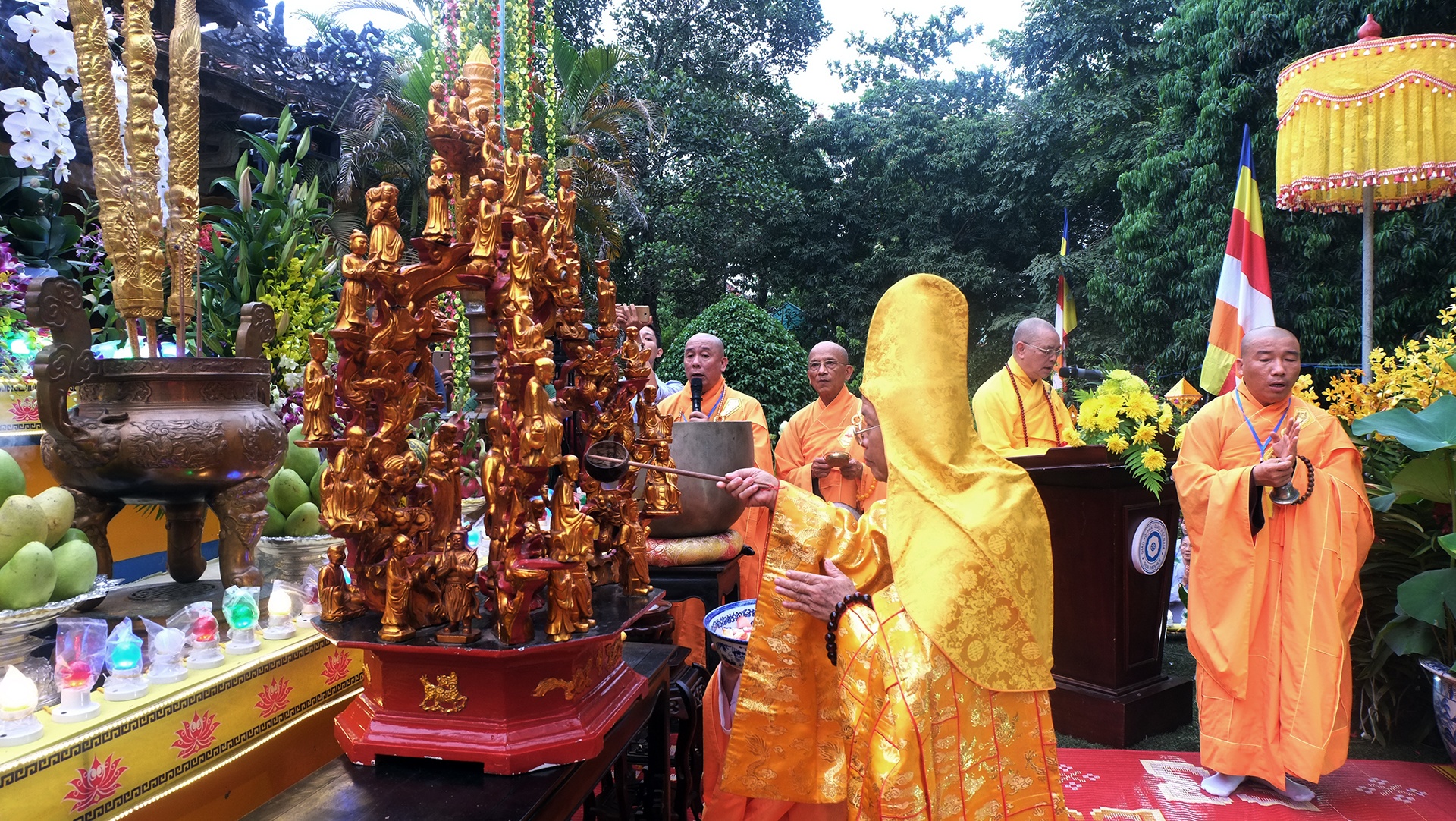 Le ruoc Phat o thanh pho Hue anh 15