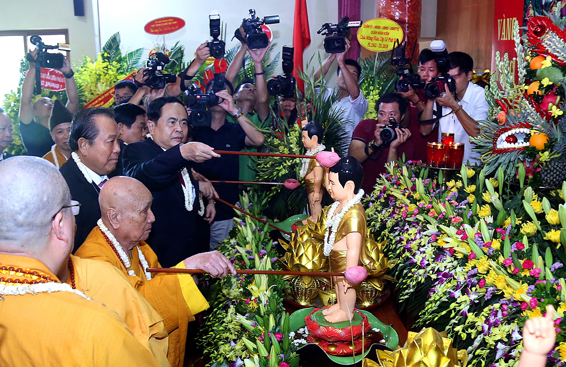 Le ruoc Phat o thanh pho Hue anh 1