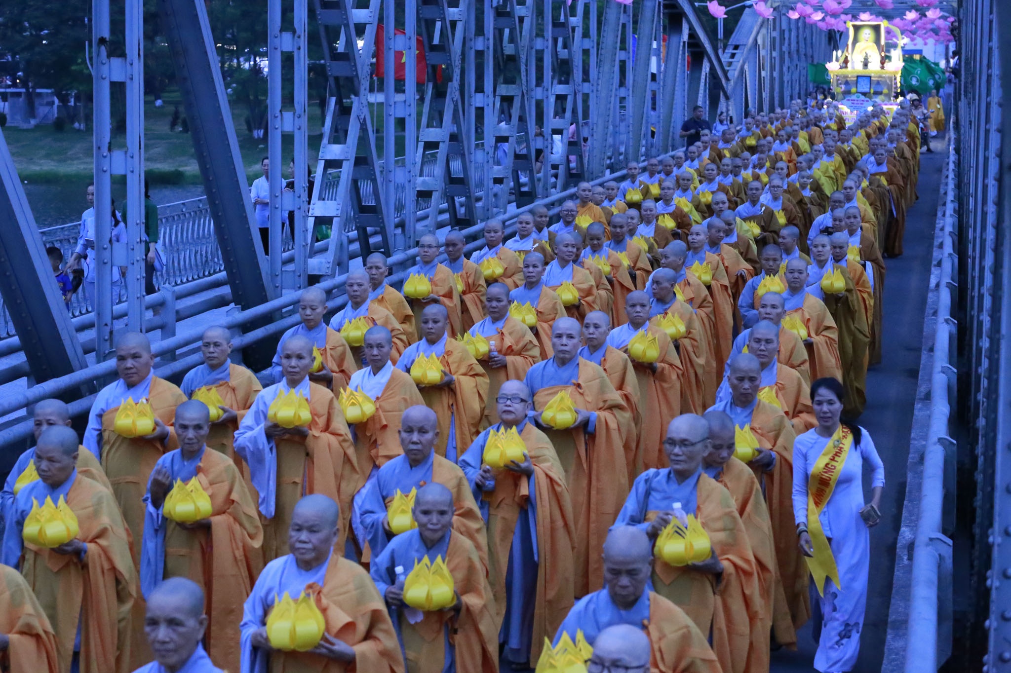 Le ruoc Phat o thanh pho Hue anh 8