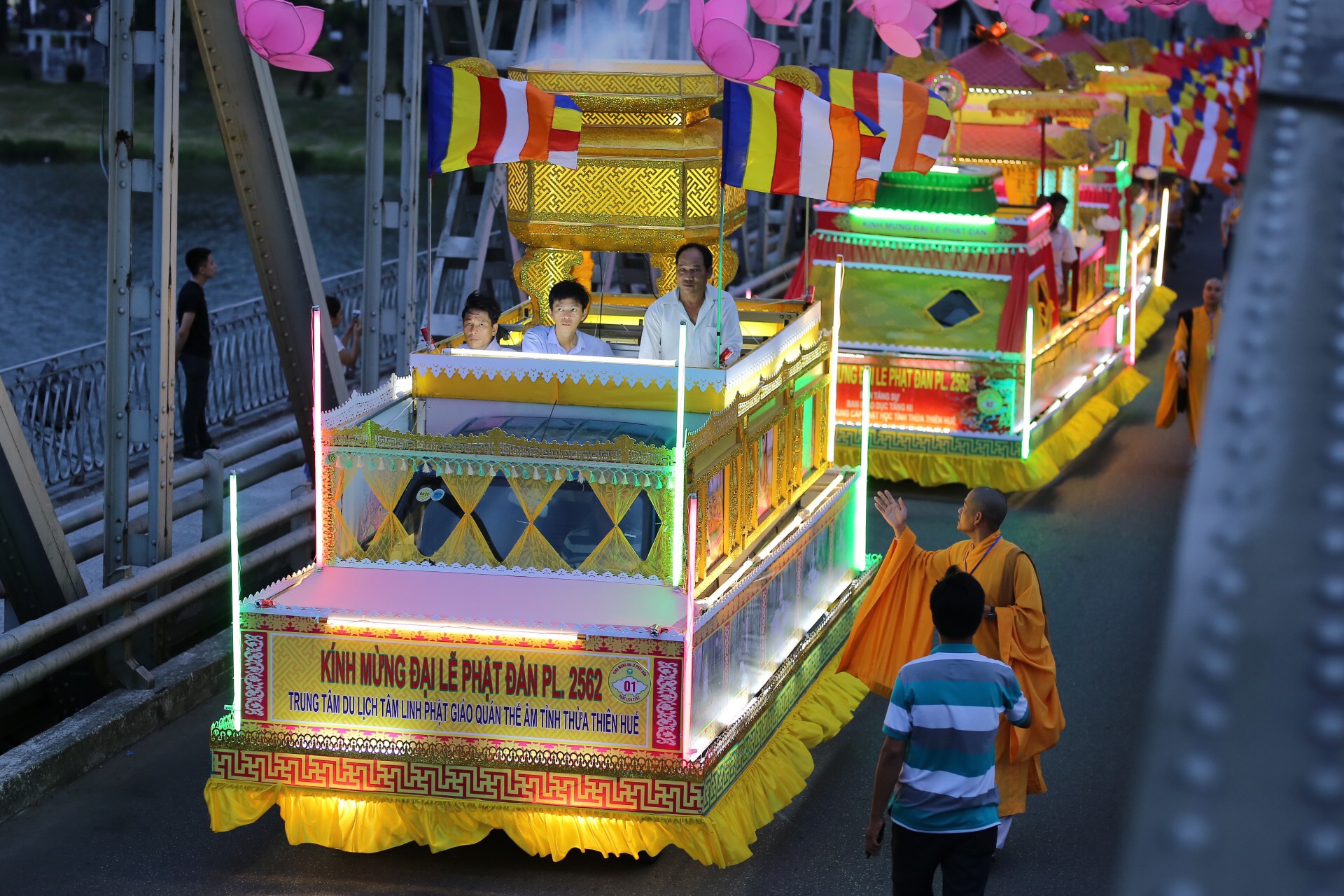 Le ruoc Phat o thanh pho Hue anh 9