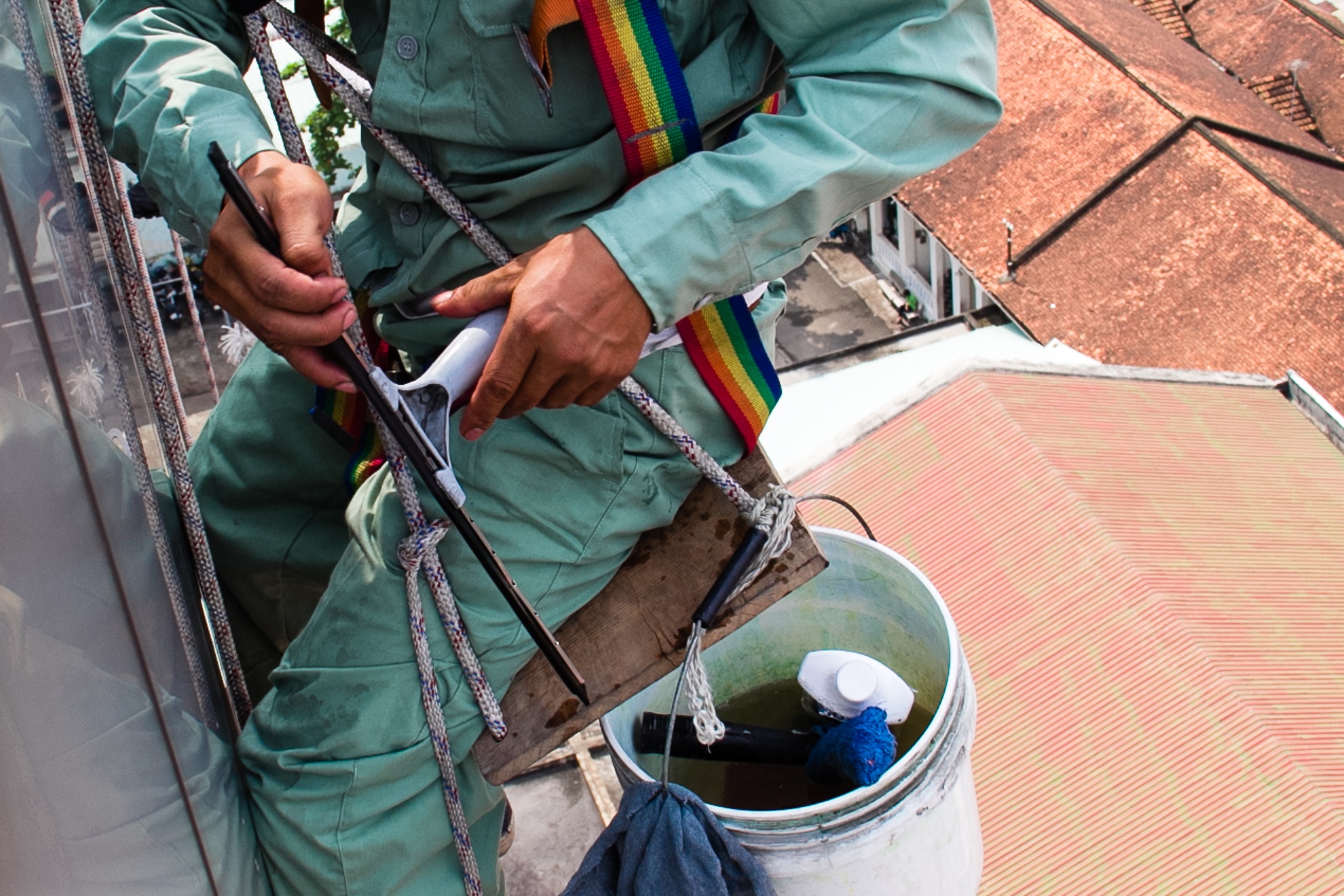 Dưới ghế có móc treo đầy đủ các dụng cụ dùng  để vệ sinh như: khăn lau, chất tẩy rửa, nước, thanh chùi kính…