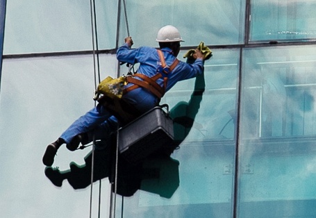 'Nguoi nhen' treo minh lo lung tren cao oc Sai Gon hinh anh