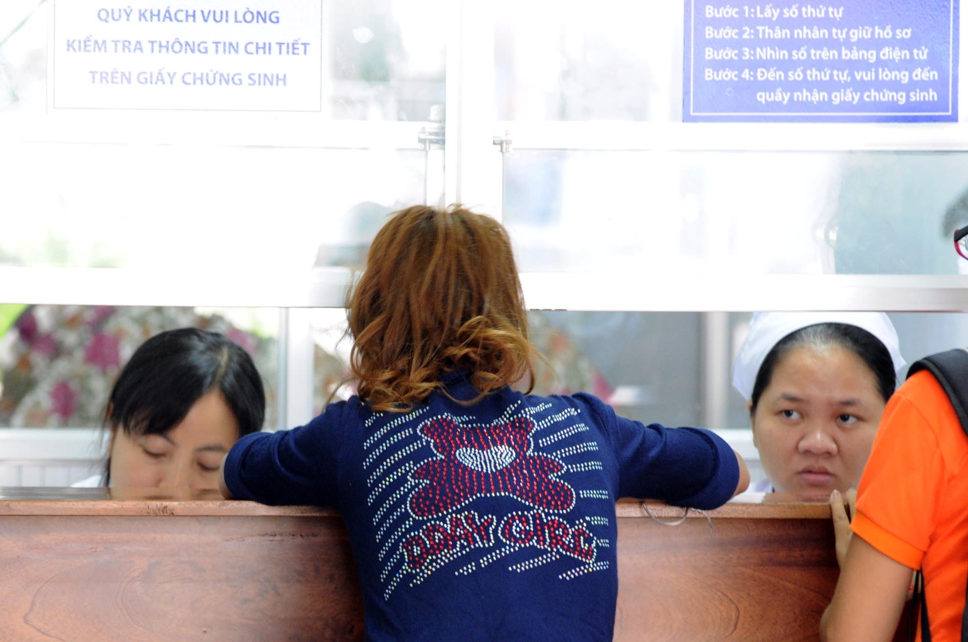 Sự việc xảy ra trước đó, khi một phụ nữ đã bỏ lại bé trai trên xe taxi thuộc địa bàn quận 8 rồi bỏ đi.