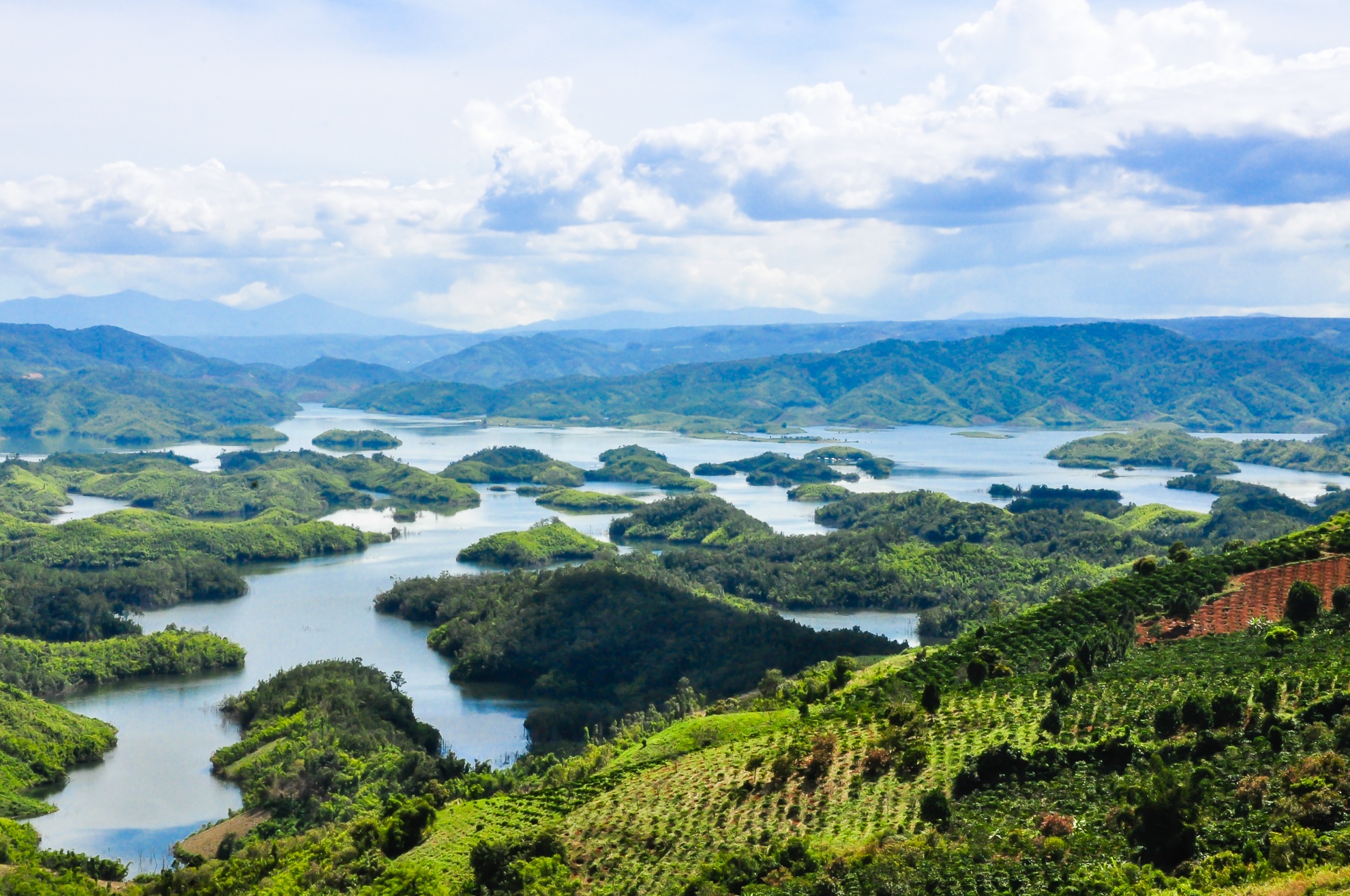 Rồi hồ chia tay Khanh chúng tôi bắt đầu chạy về Đắk Som, để về Quảng Khê rồi thẳng B’Lao. Sau những con dốc cao khung cảnh trọn vẹn của cả lòng hồ hiện ra trước mắt. Và giờ đây chúng tôi mới hiểu vì sao hồ gọi là « Hạ Long ». Những hòn đảo nhỏ trập trùng nối tiếp nhau uốn lượn. Là thêm những món qua hào phóng mà Tà Đùng ban tặng.