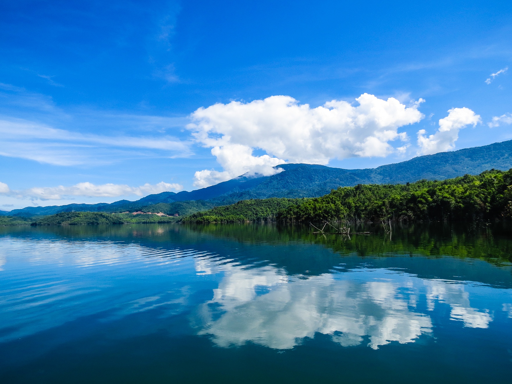 Đất trời, núi xanh và mặt hồ phẳng lặng như gương giao thoa cùng nhau tạo nên một thế giới ba chiều tuyệt đẹp đến sừng sờ. Bao nhiều mệt mỏi tan biến tự lúc nào. Tất cả đều lặng người trước vẻ đẹp của tạo hóa.