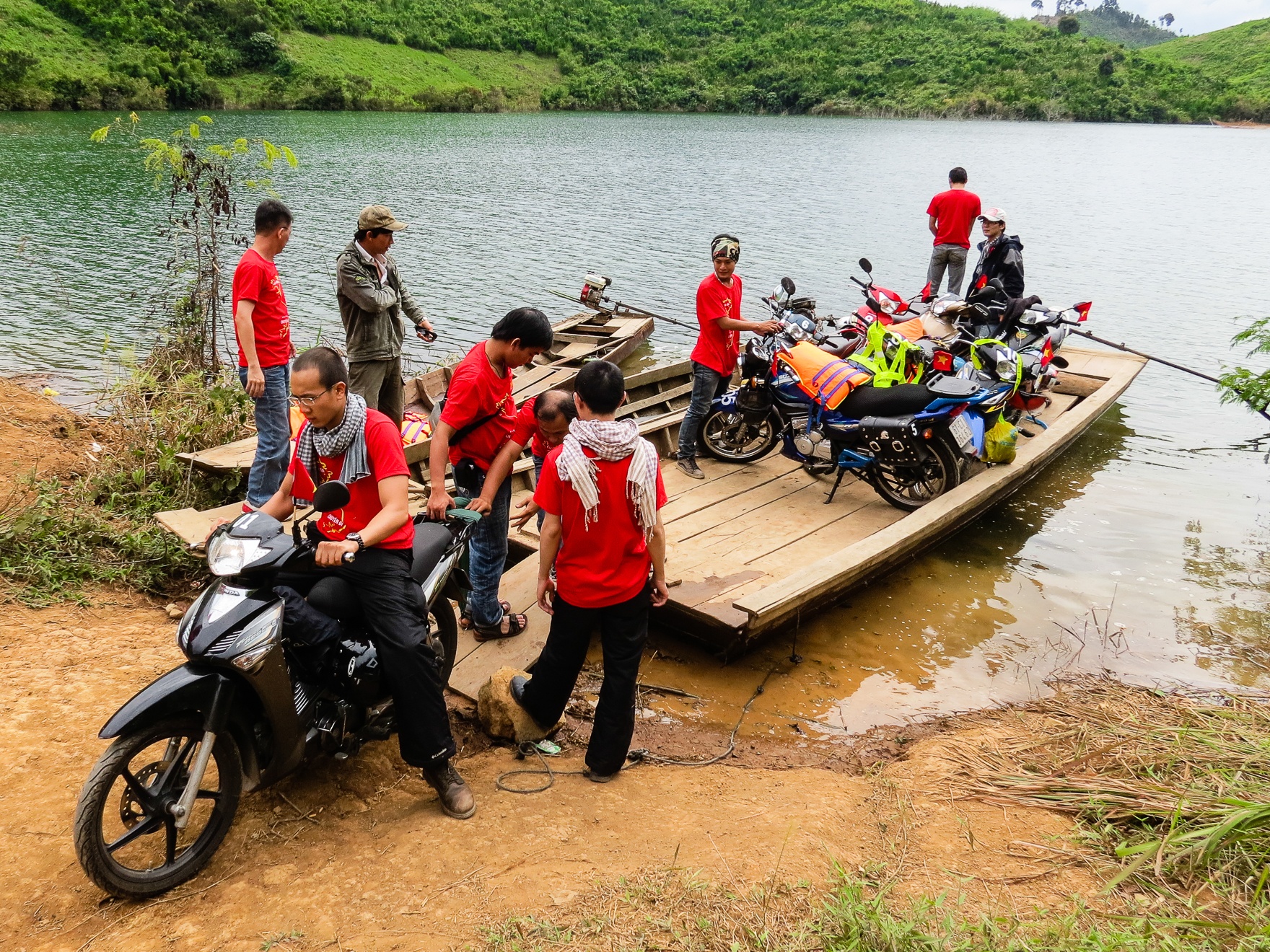 Sau một đêm nghỉ ngơi ở B’Lao sáng chúng tôi dậy sớm lên cao nguyên Di Linh rồi từ đây đi thêm 30km là đến bến thuyền. TÀ Đùng. Nơi đây du lịch chuyên nghiệp chưa có nên chúng tôi thuê xà lan của người dân cho hành trình khám phá của mình.