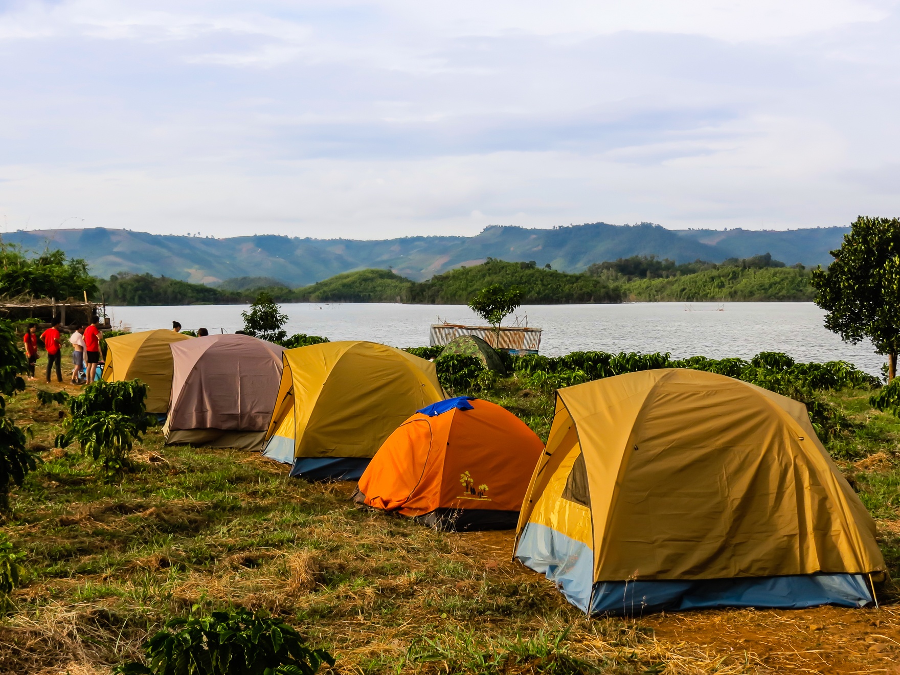 Chúng tôi chọn một « hòn đảo » nhỏ để hạ trại. Trên đảo có gia đình anh Tèo cư ngụ để canh vườn cà phê. Thấy chúng tôi ghé chơi anh vừa ngạc nhiên vừa mừng rỡ vì đón tiếp những người khách lạ.