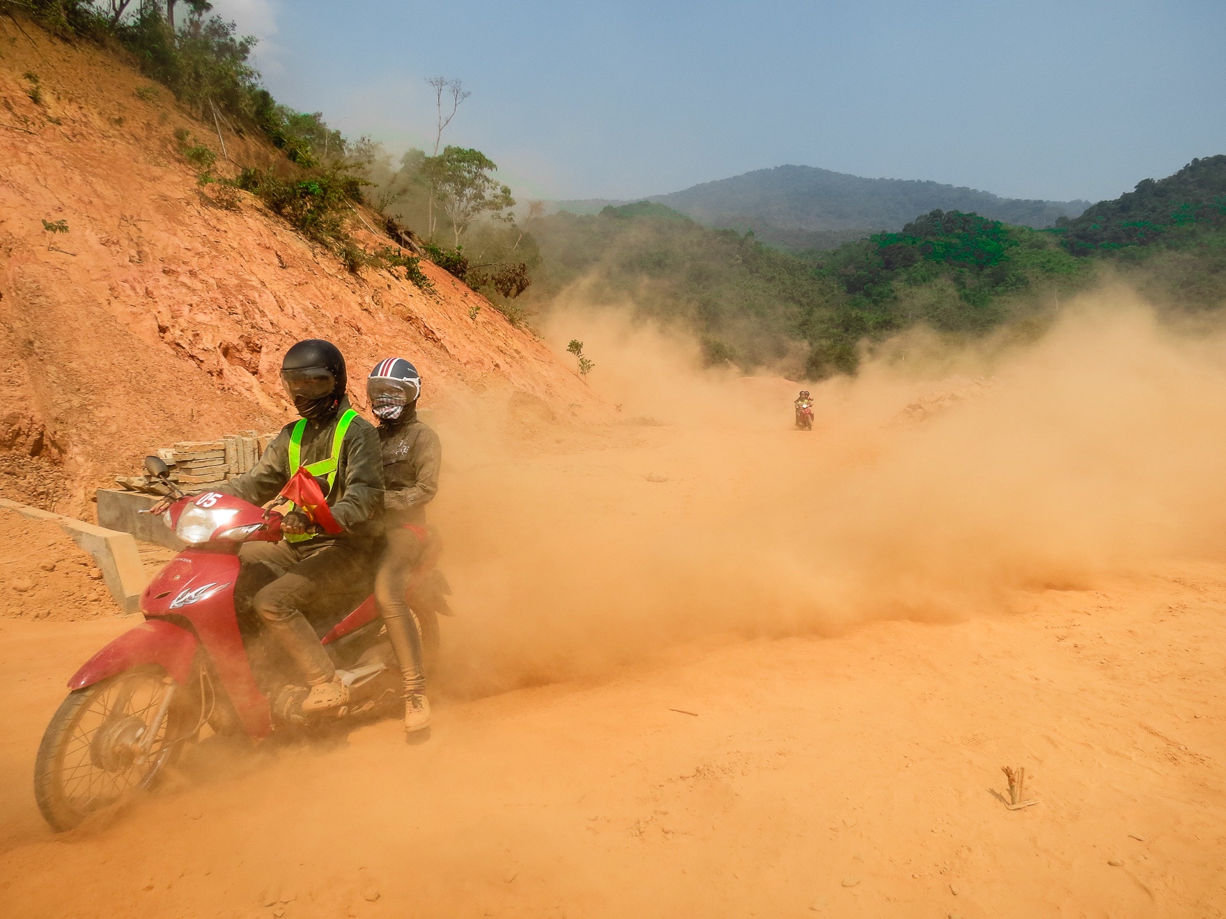 Do thời gian còn sớm nên chúng tôi không cắm trại ngay mà quyết định chinh phục cung đường quanh hồ đang còn thi công dở dang.