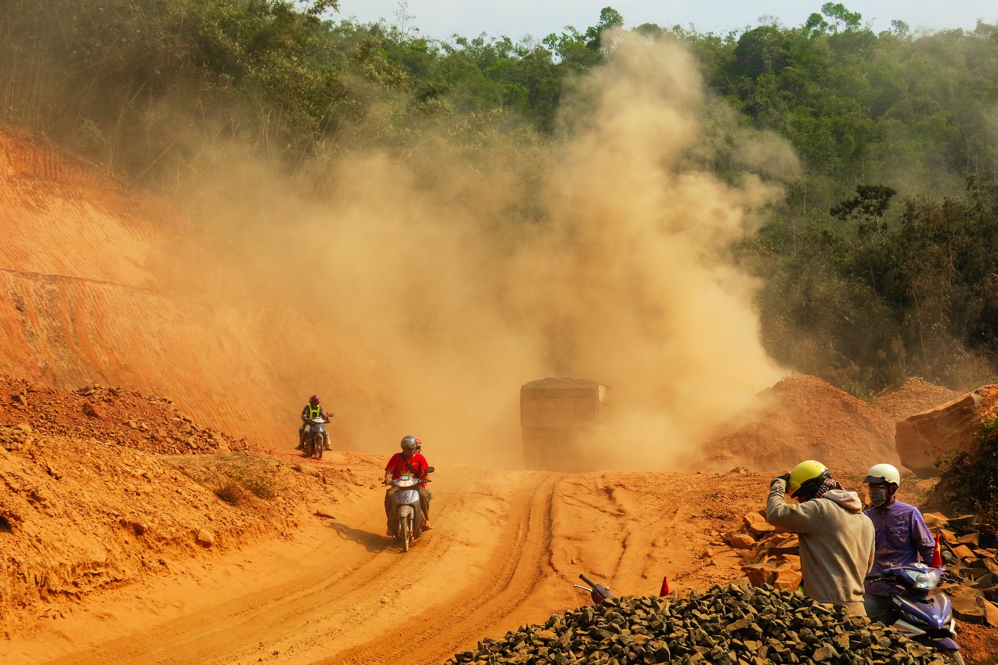 Bịt kín nhất có thể cả đoàn nối nhau vượt qua những khúc quanh những đỉnh cao đến khi dừng chân thì mệt quá đỗi. Ngồi bệt ra đó rồi lại nhảy nhót hét vang để thỏa cái hưng phấn tột cùng của tuổi trẻ.