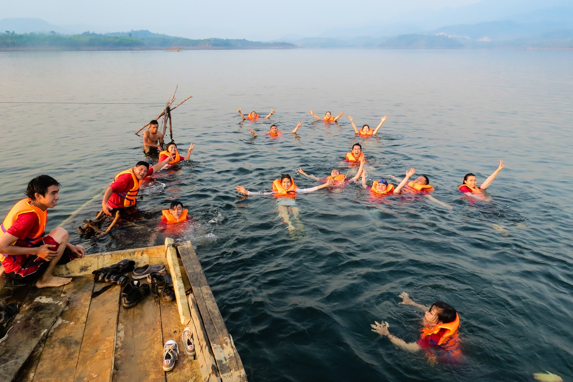 Ngắm thỏa thích lại sức nhớ người dơ bẩn đầy bụi đất. Việc quan trọng và thú vị nhất lúc này là thả mình vẫy vùng trong làn nước mát lạnh. Lúc này đây mới thấy không tiếc công phải theo chở hàng đống áo phao cồng kềnh.